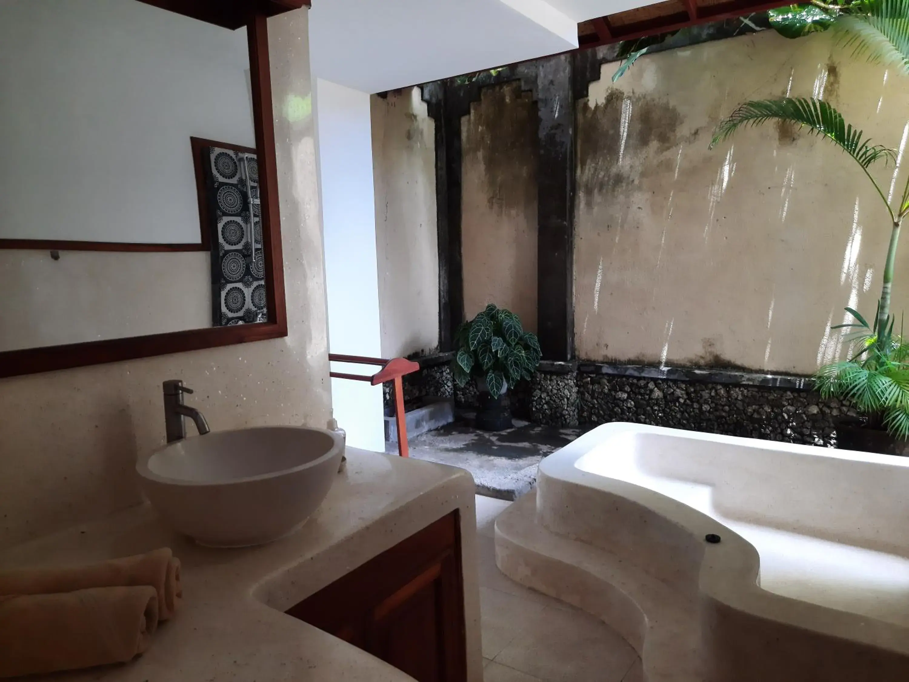 Bathroom in Puri Mesari Hotel