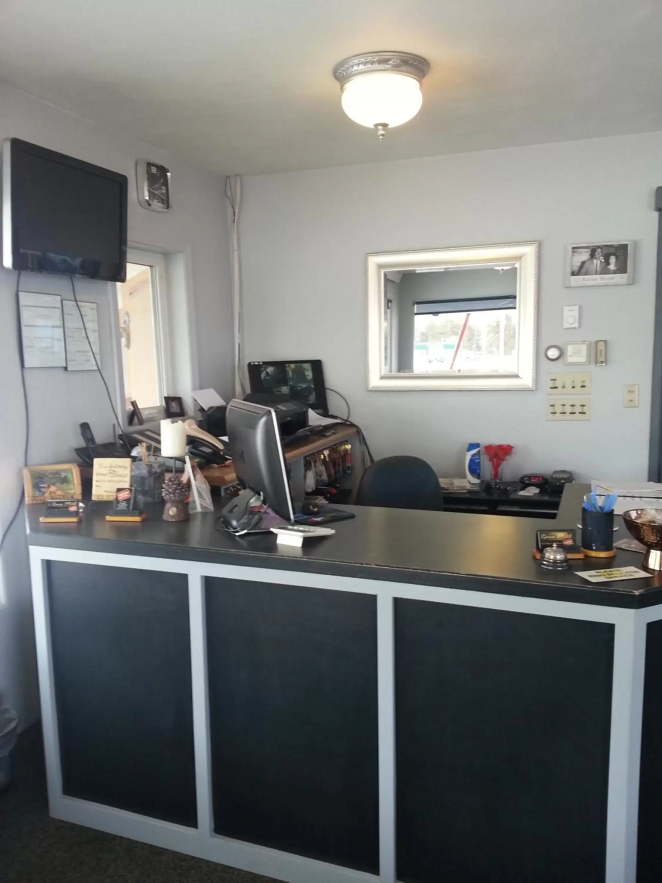 Lobby or reception, Kitchen/Kitchenette in Raine Motel