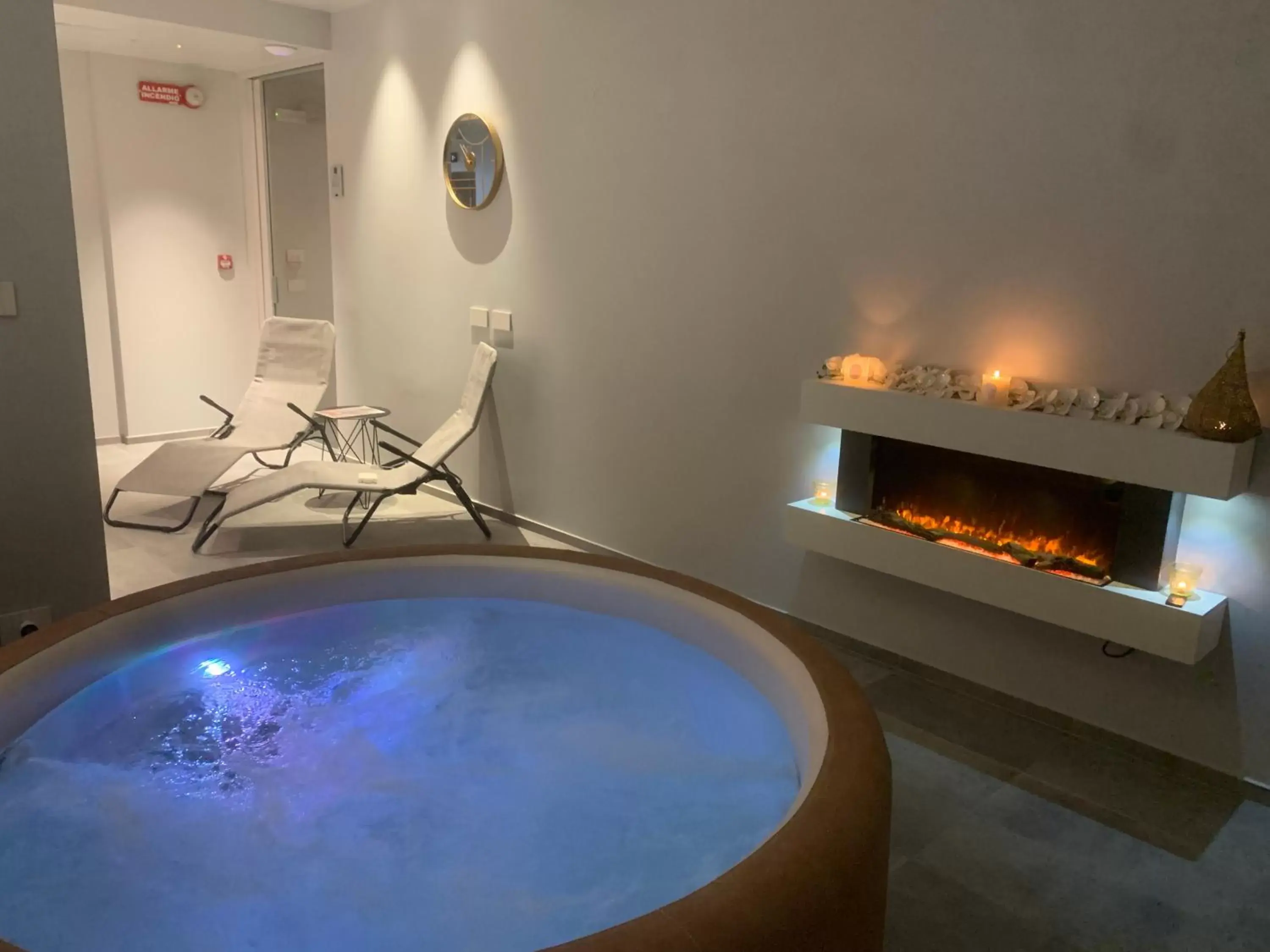 Hot Tub, Swimming Pool in Hotel Cristal