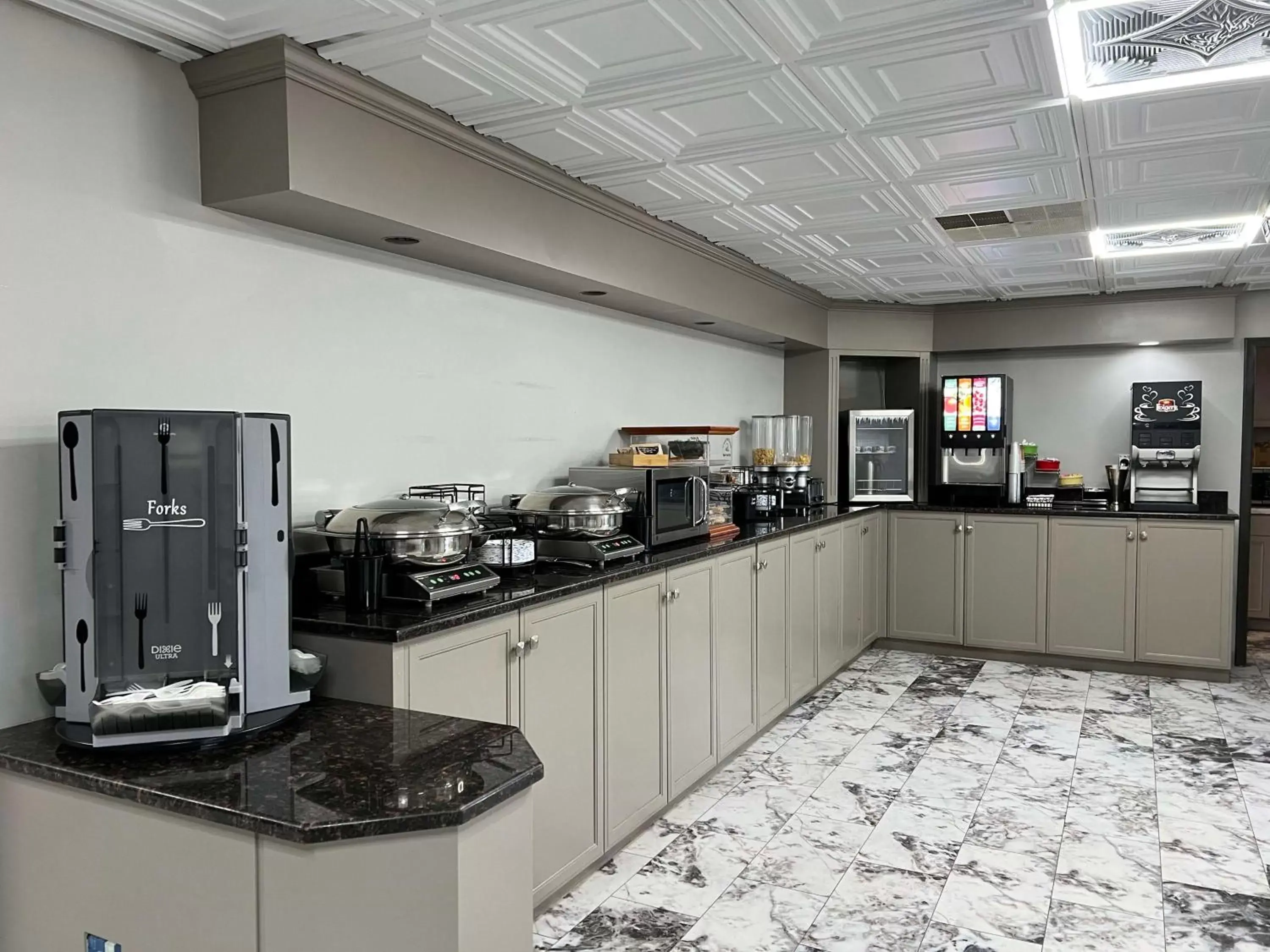 Breakfast, Kitchen/Kitchenette in SureStay Plus Hotel by Best Western Hopkinsville