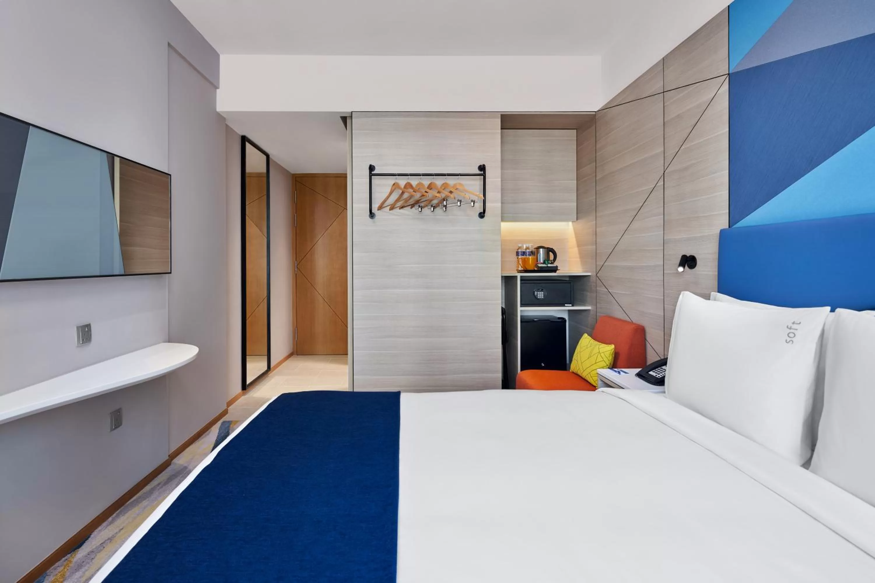 Photo of the whole room, Bed in Holiday Inn Express Singapore Serangoon by IHG