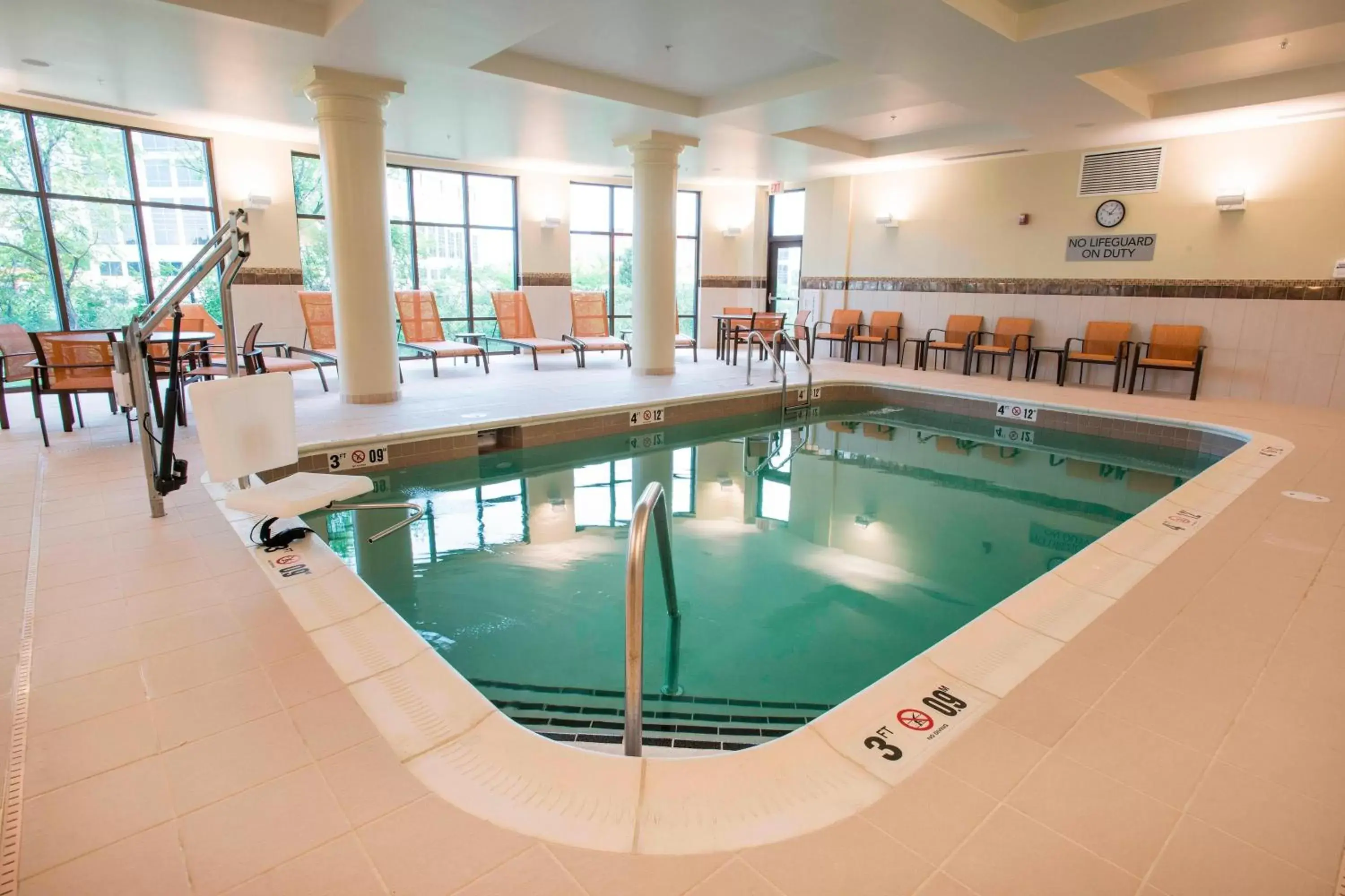 Swimming Pool in Courtyard by Marriott Cincinnati Midtown/Rookwood