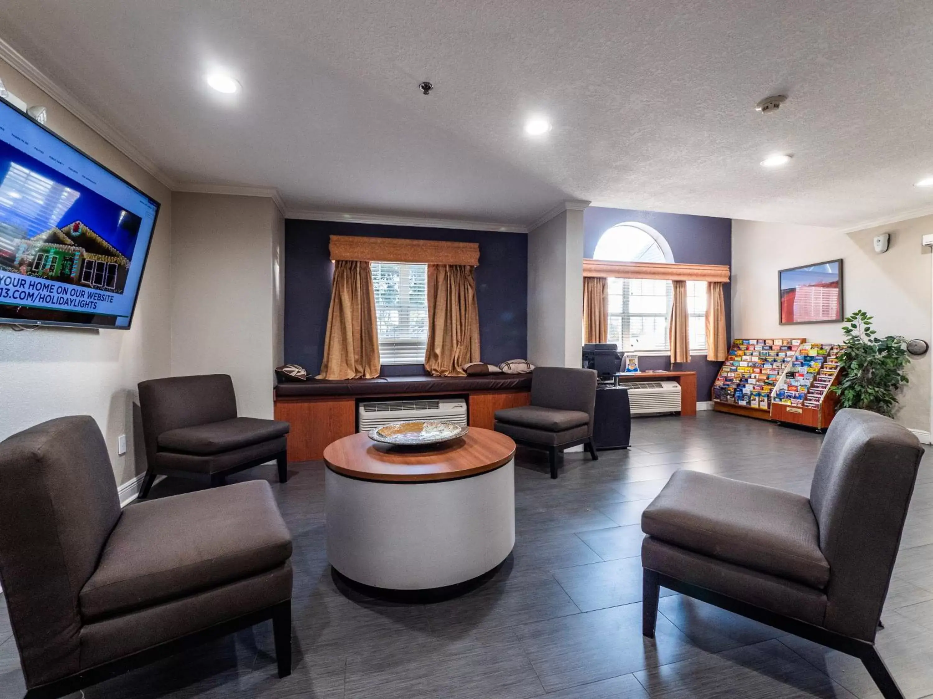 Communal lounge/ TV room, Seating Area in Microtel Inn and Suites Ocala