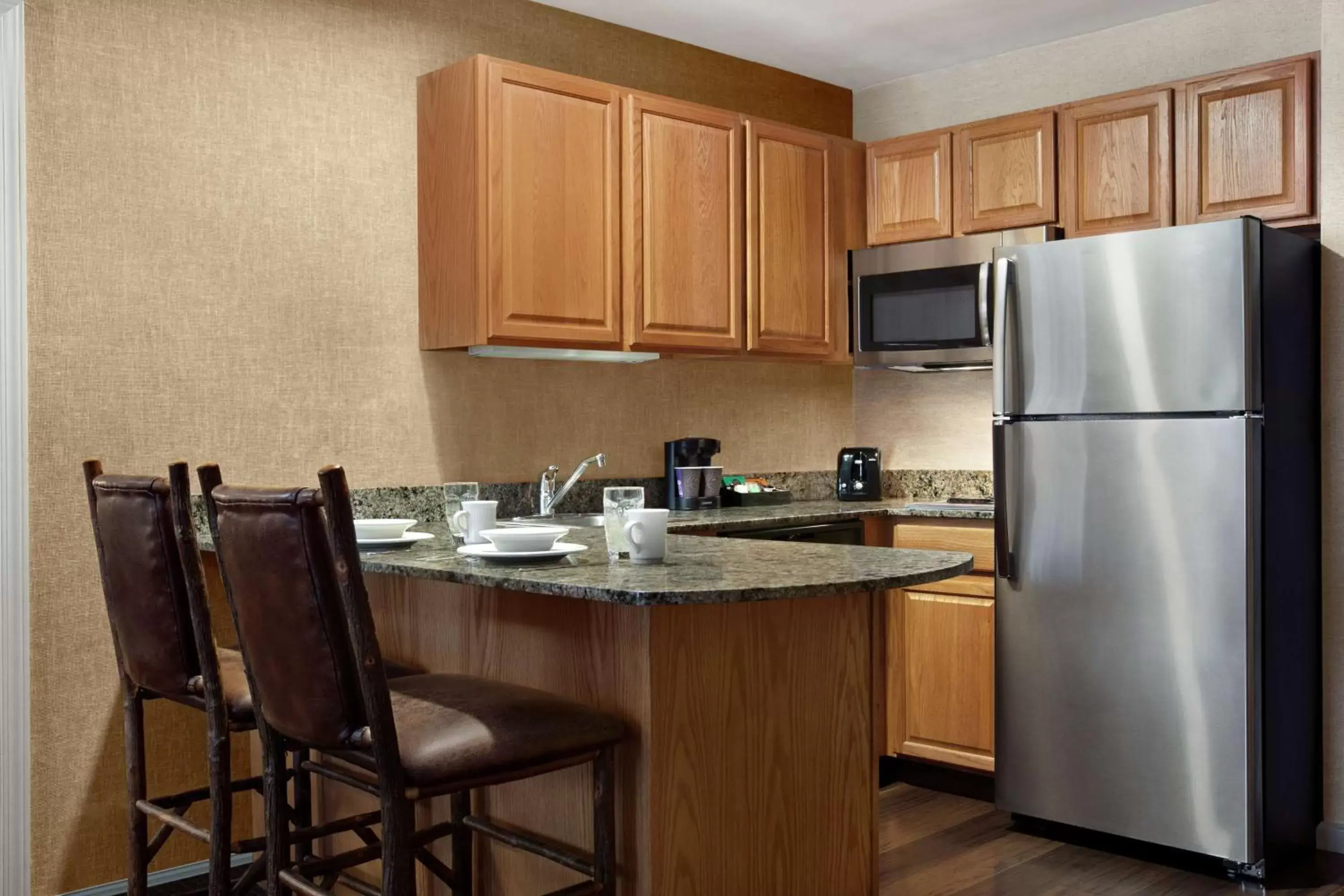 Living room, Kitchen/Kitchenette in Homewood Suites Syracuse-Liverpool