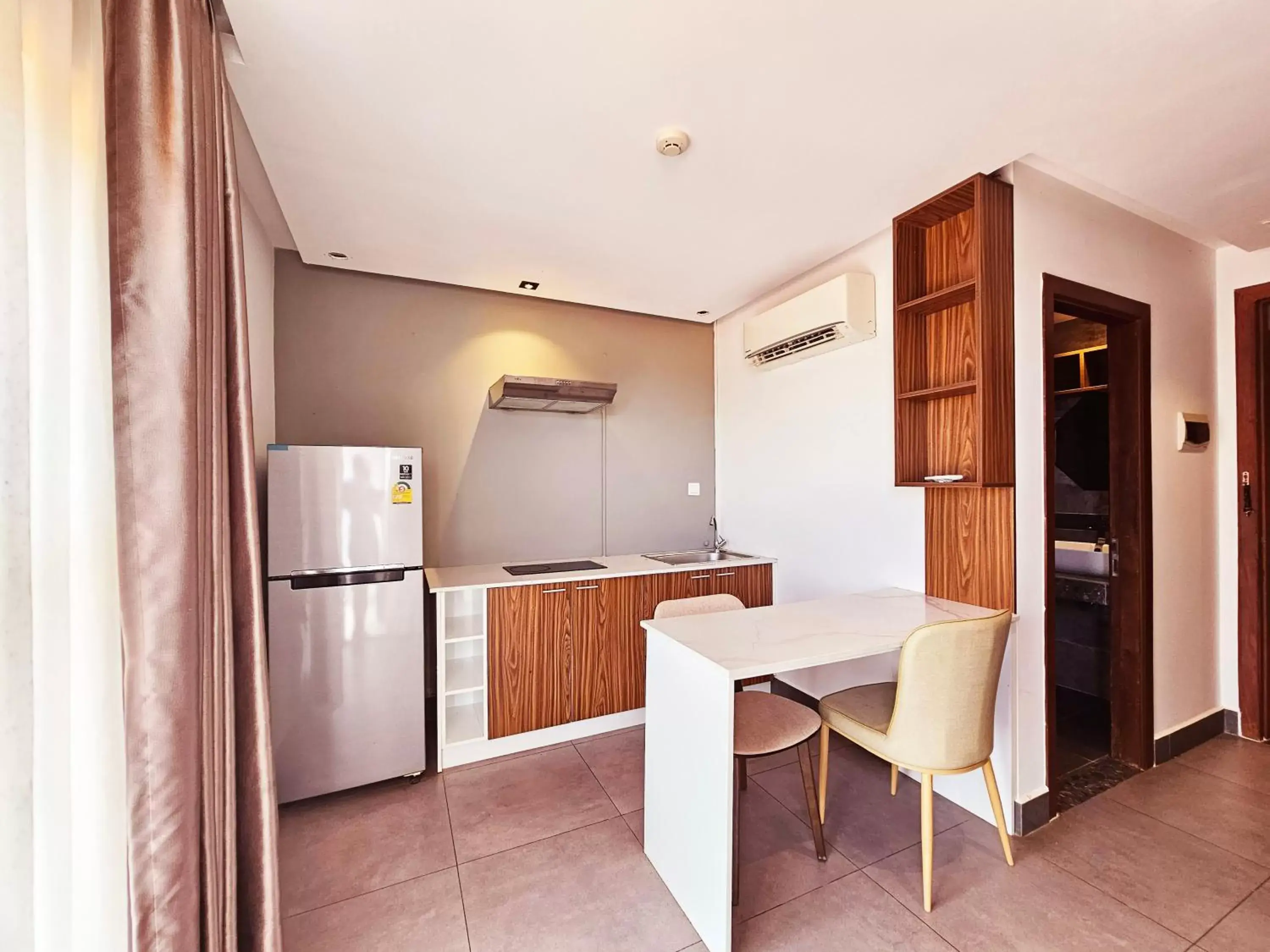 Dining area, Kitchen/Kitchenette in Le Botum Hotel