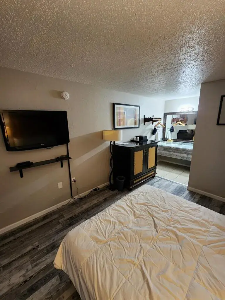 Bedroom, TV/Entertainment Center in Branson Ozarks Inn