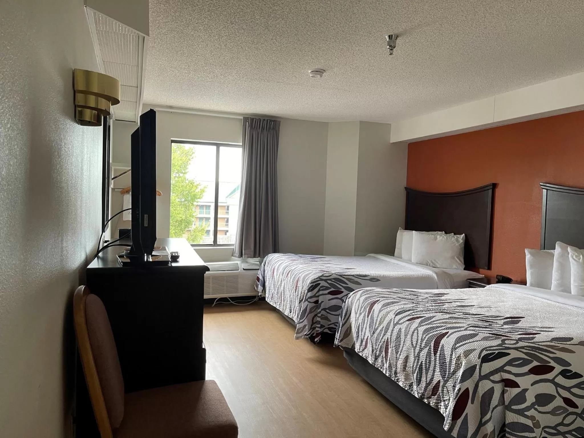 Bedroom, Bed in Red Roof Inn Branson