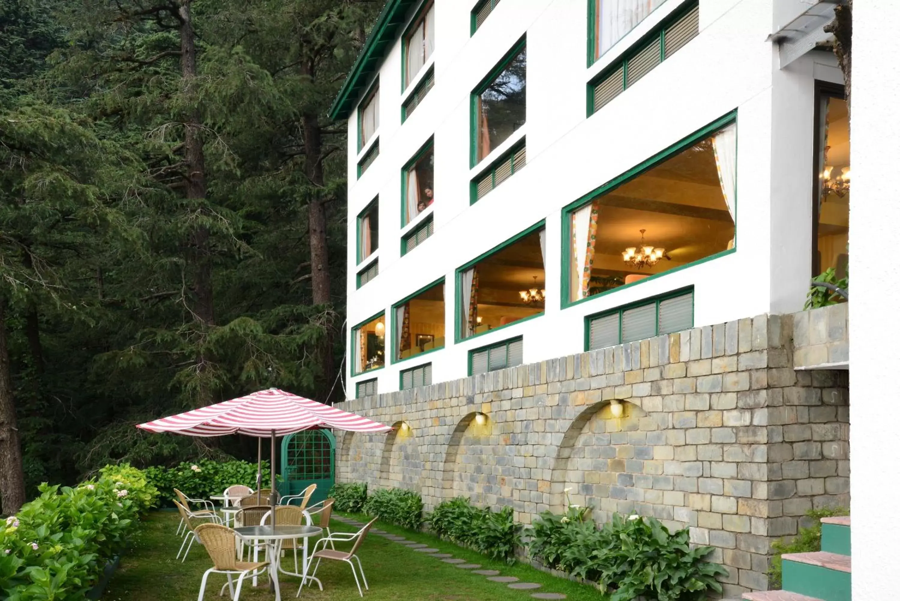 Facade/entrance in Honeymoon Inn Shimla Facade/entrance in Honeymoon Inn Shimla