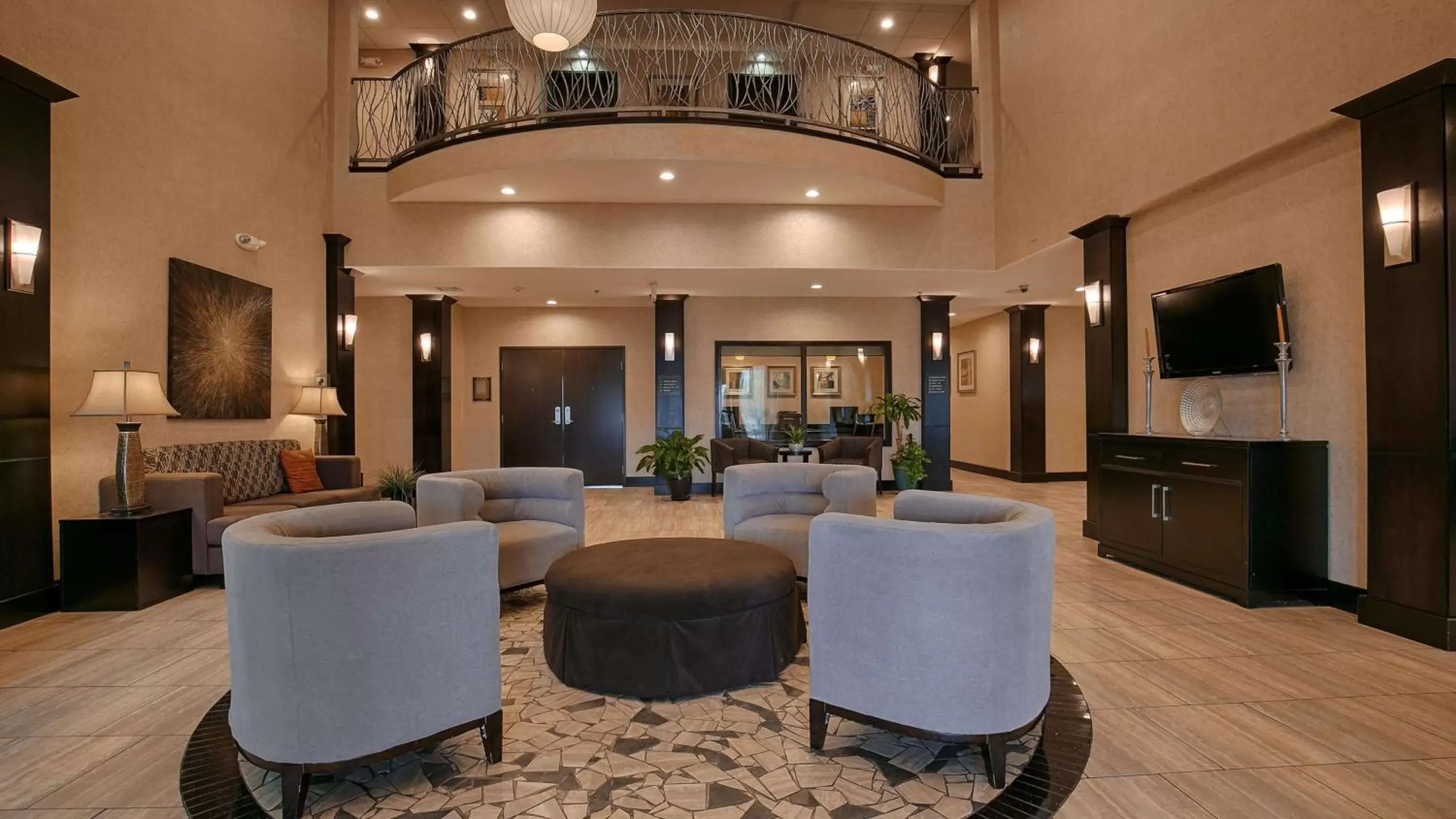 Lobby or reception, Lounge/Bar in Best Western Plus Lytle Inn and Suites