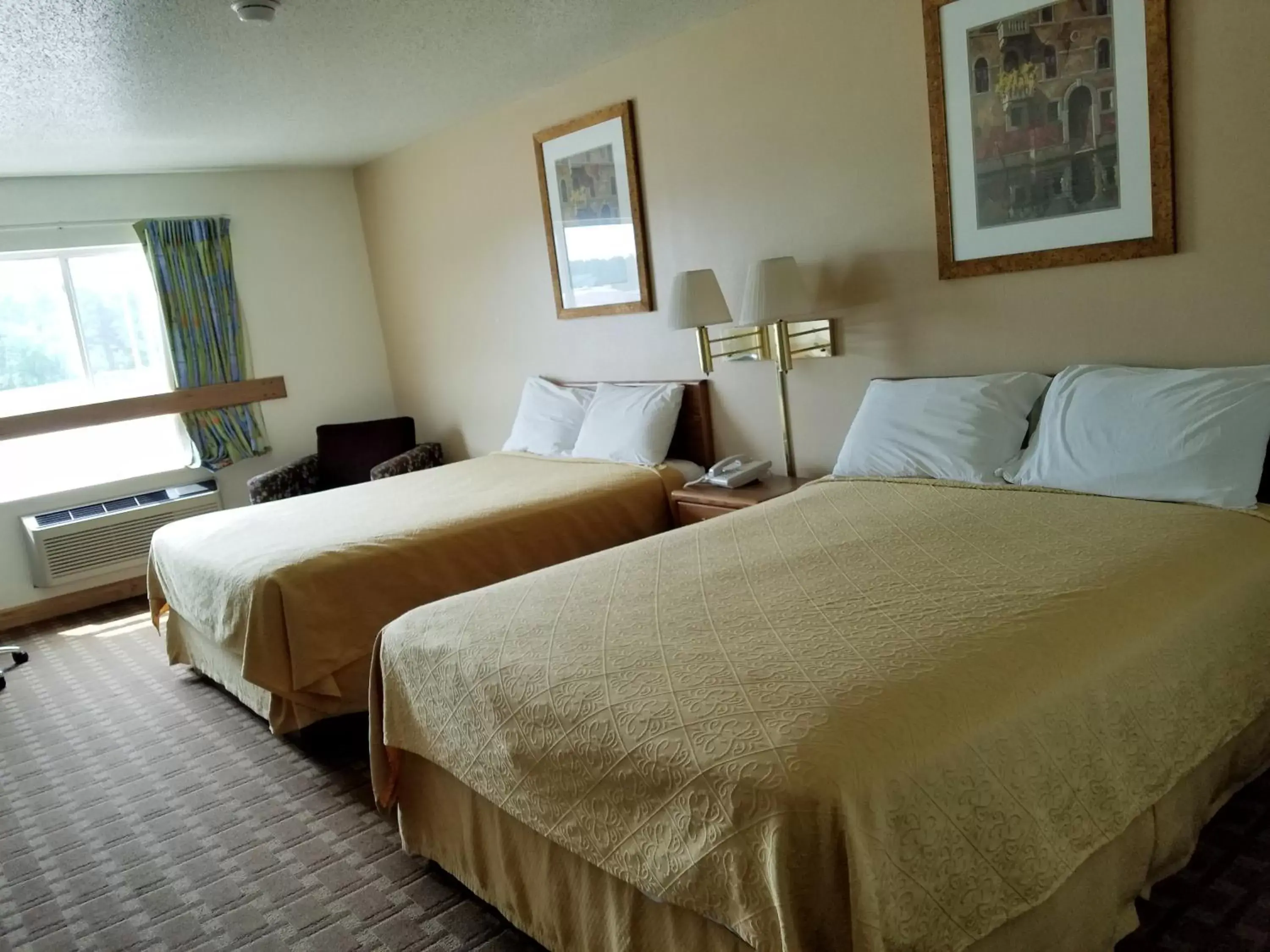 Living room, Bed in Inn of the Pines