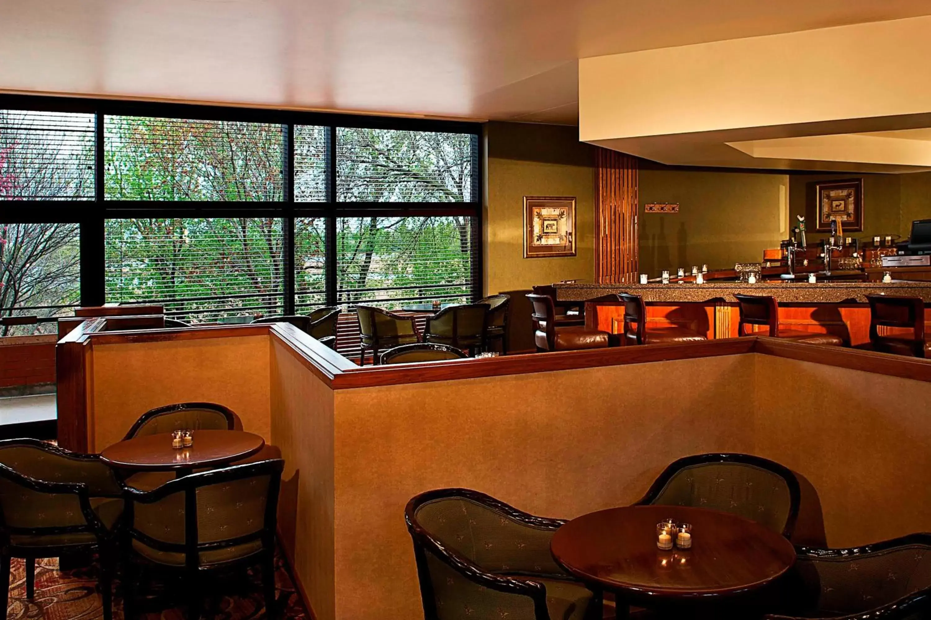 Lounge or bar, Restaurant/Places to Eat in Sheraton Minneapolis West Hotel