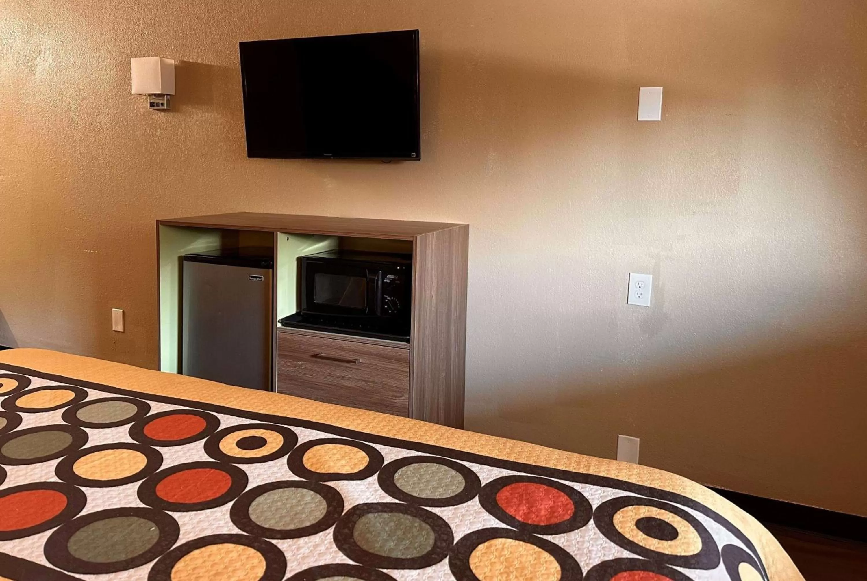 Photo of the whole room, Bed in Super 8 by Wyndham Cincinnati-Springdale OH