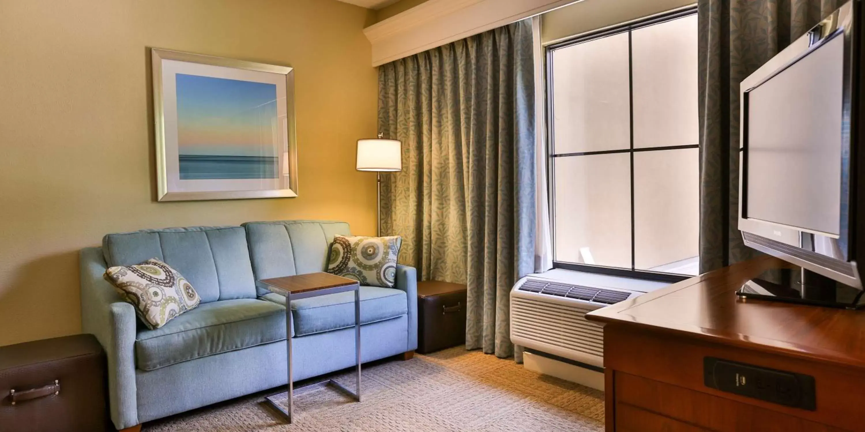 Bed, Seating Area in Hampton Inn Charleston-Daniel Island