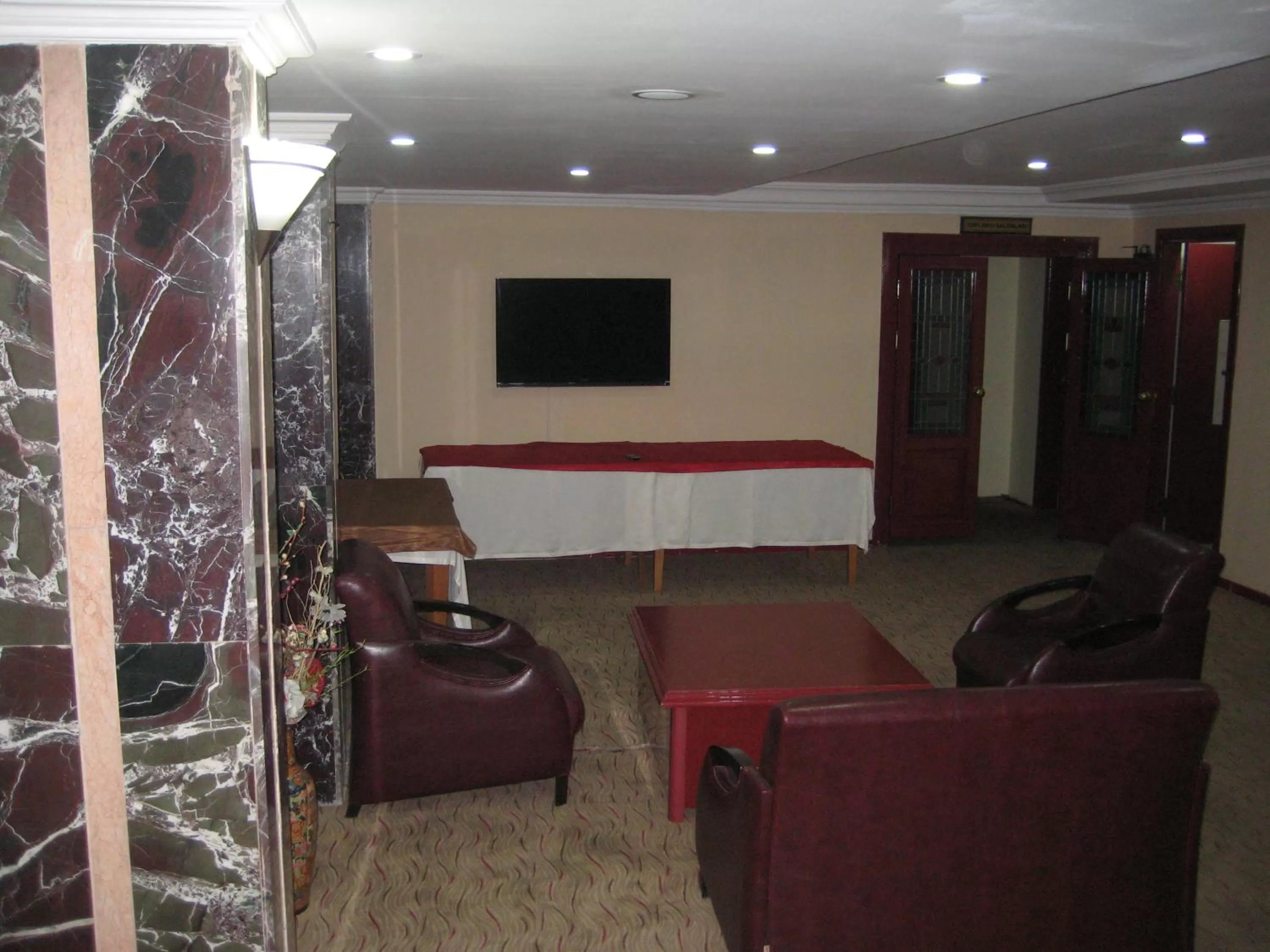 Communal lounge/ TV room in Miroglu Hotel