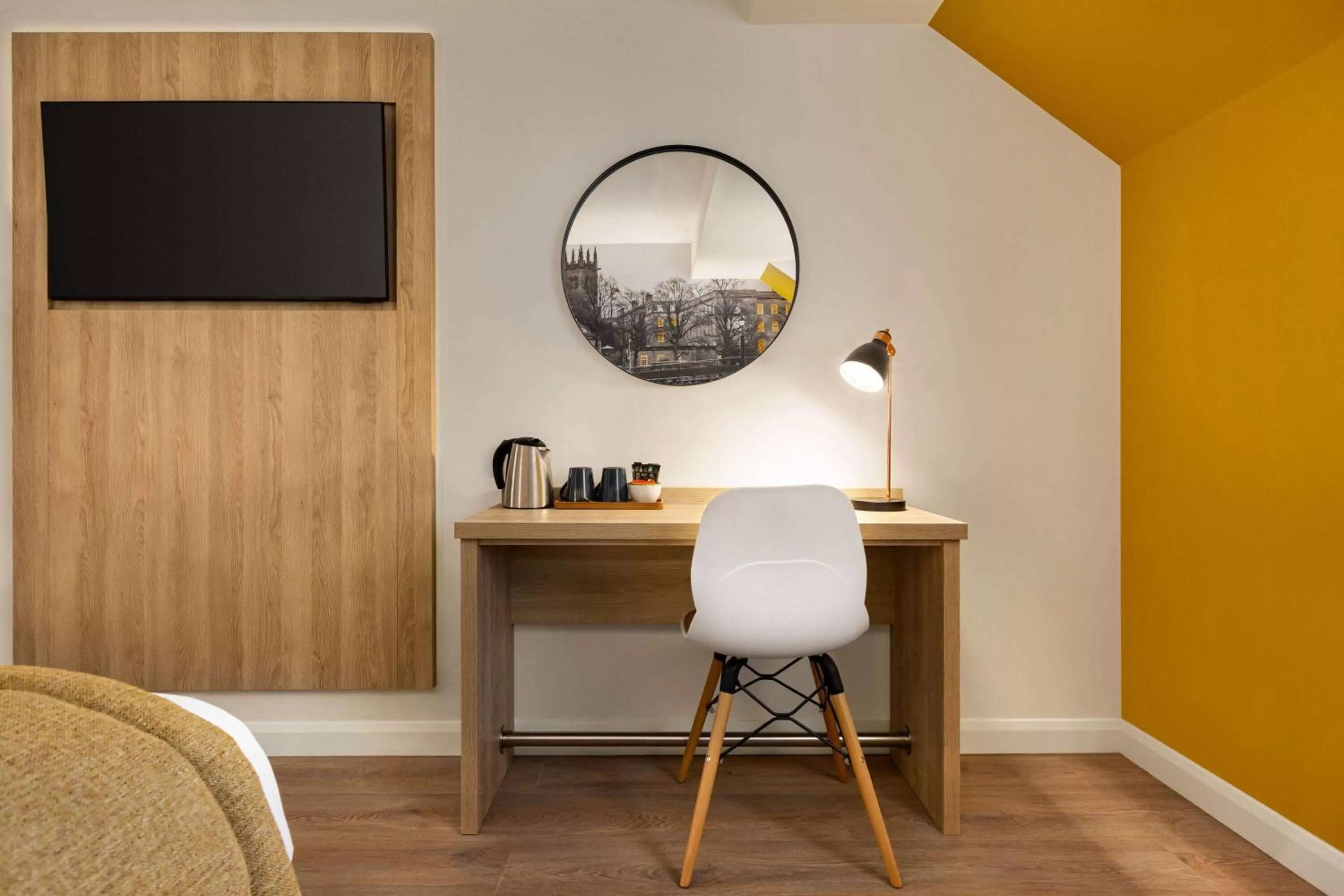 TV and multimedia in Super 8 by Wyndham Chester East