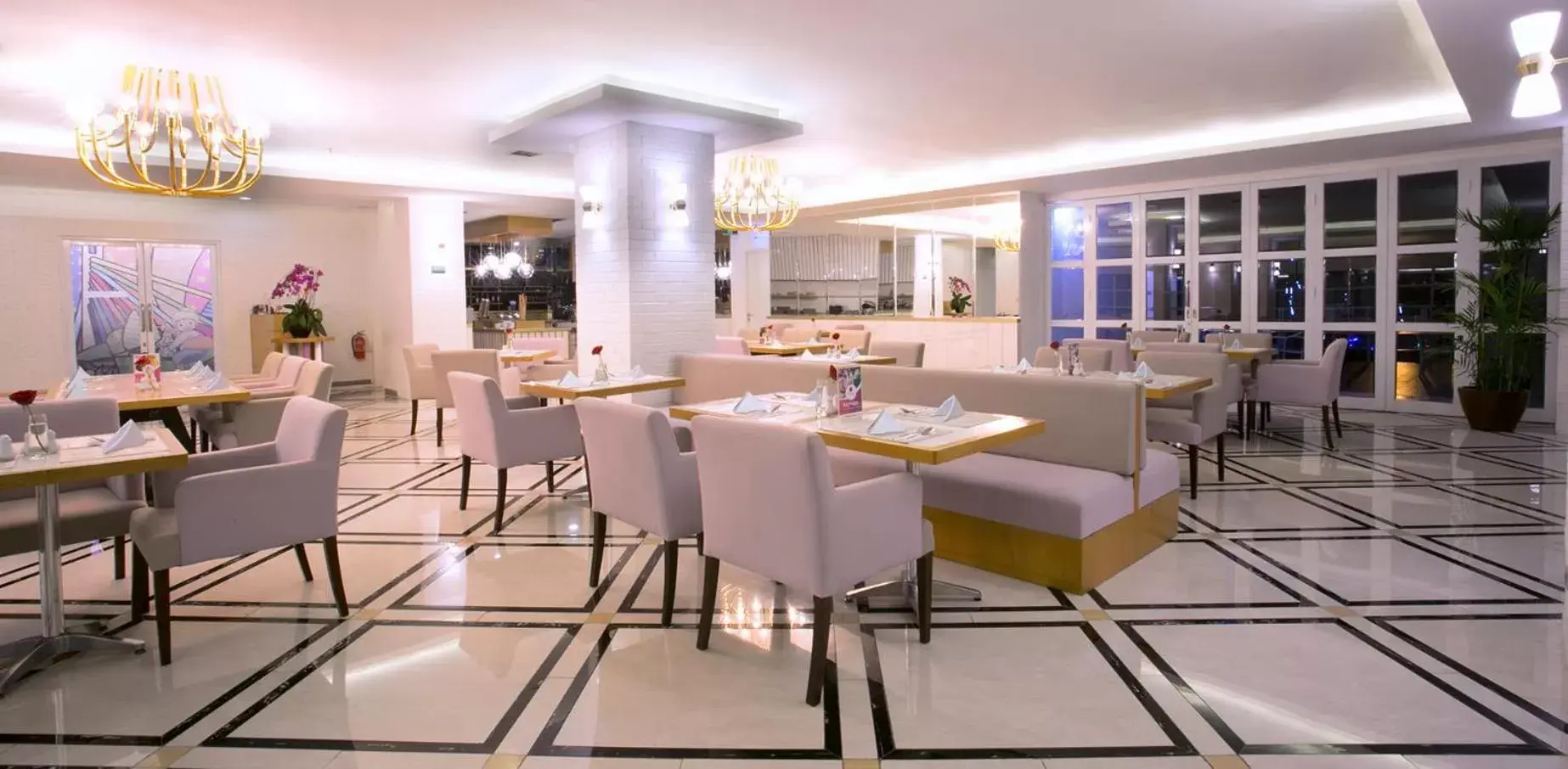 Dining area, Restaurant/Places to Eat in Shakti Hotel Bandung