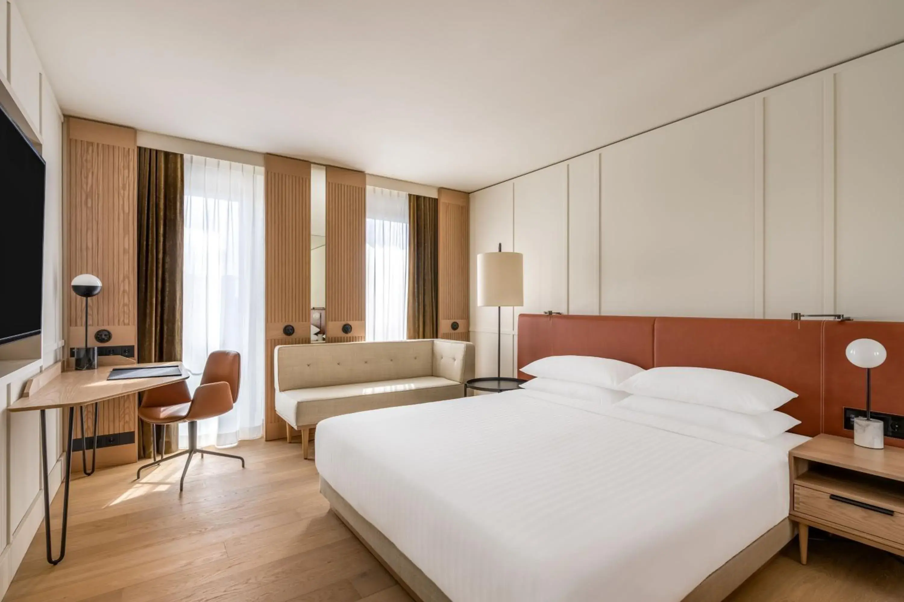 Photo of the whole room, Bed in Munich Marriott Hotel City West