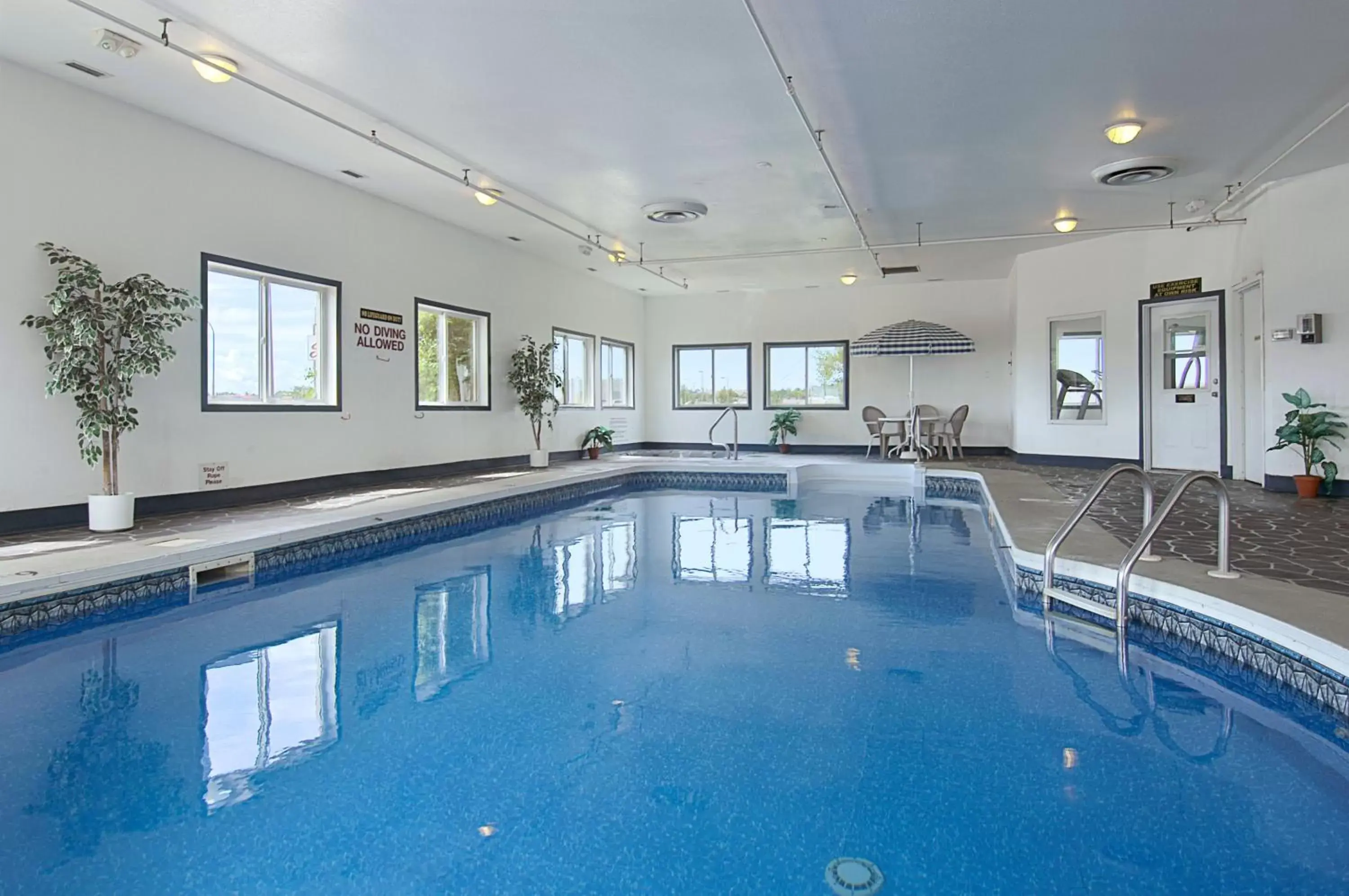 Hot Tub, Swimming Pool in Super 8 by Wyndham Swift Current