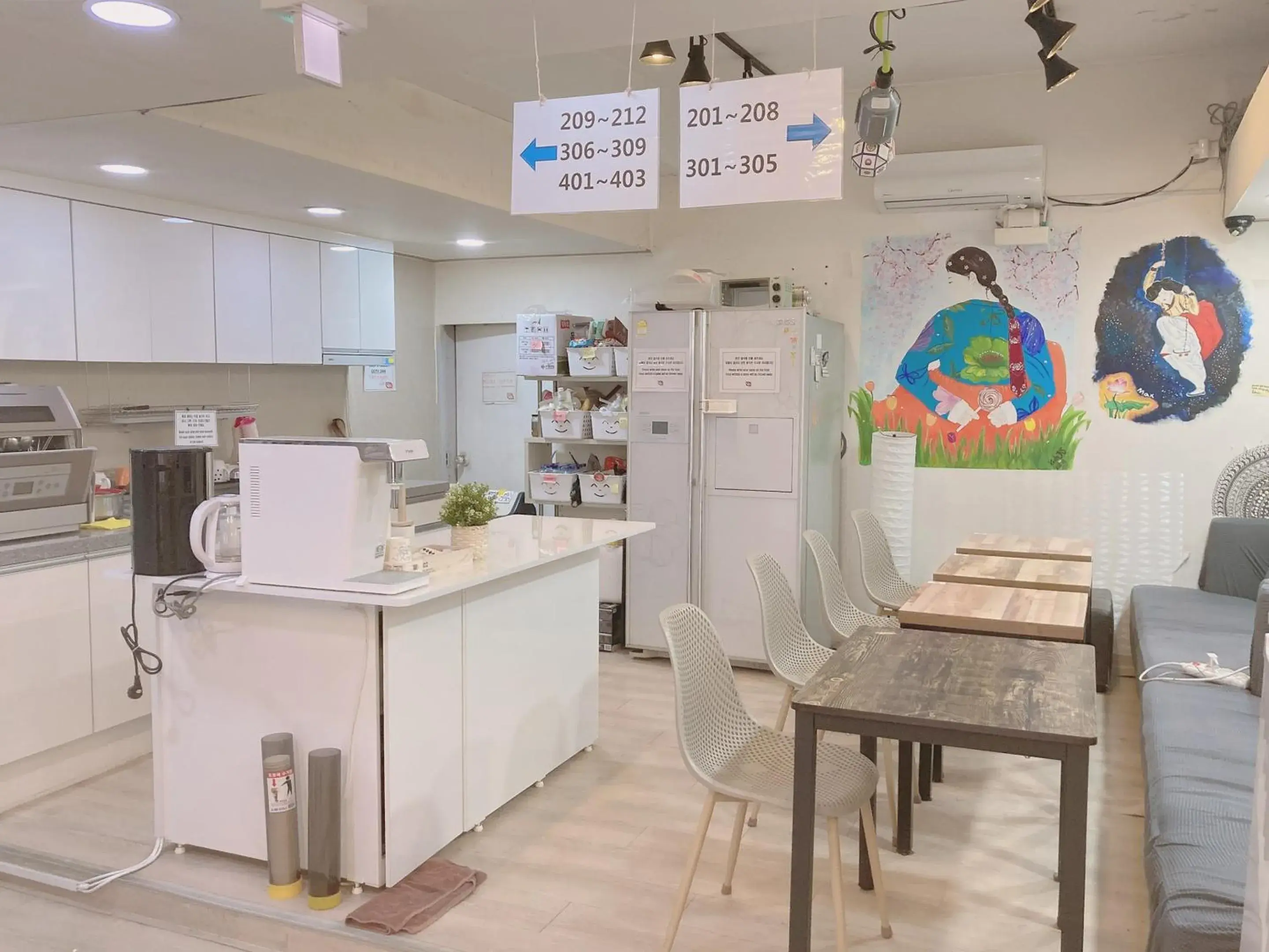 Communal kitchen, Restaurant/Places to Eat in YaKorea Hostel Dongdaemun