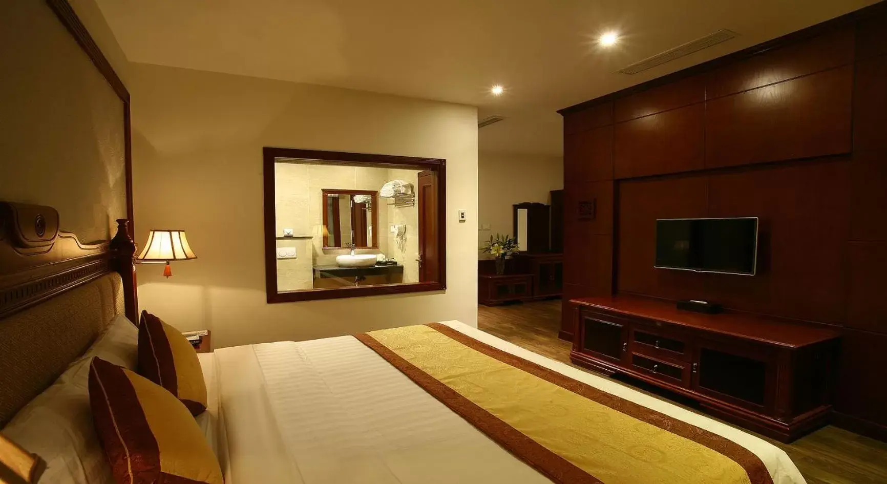 Bed, TV/Entertainment Center in Western Hanoi Hotel