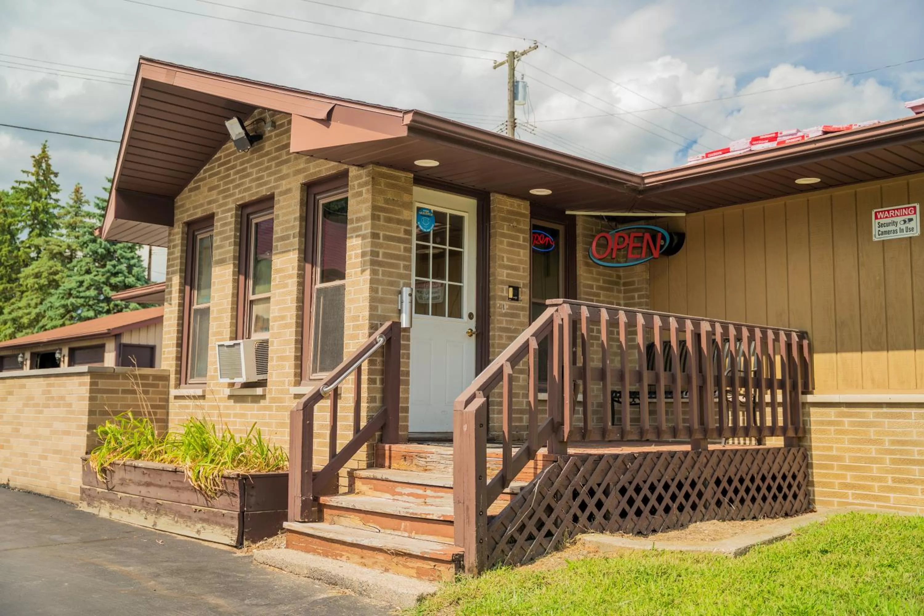 Property building in Kingsway Inn