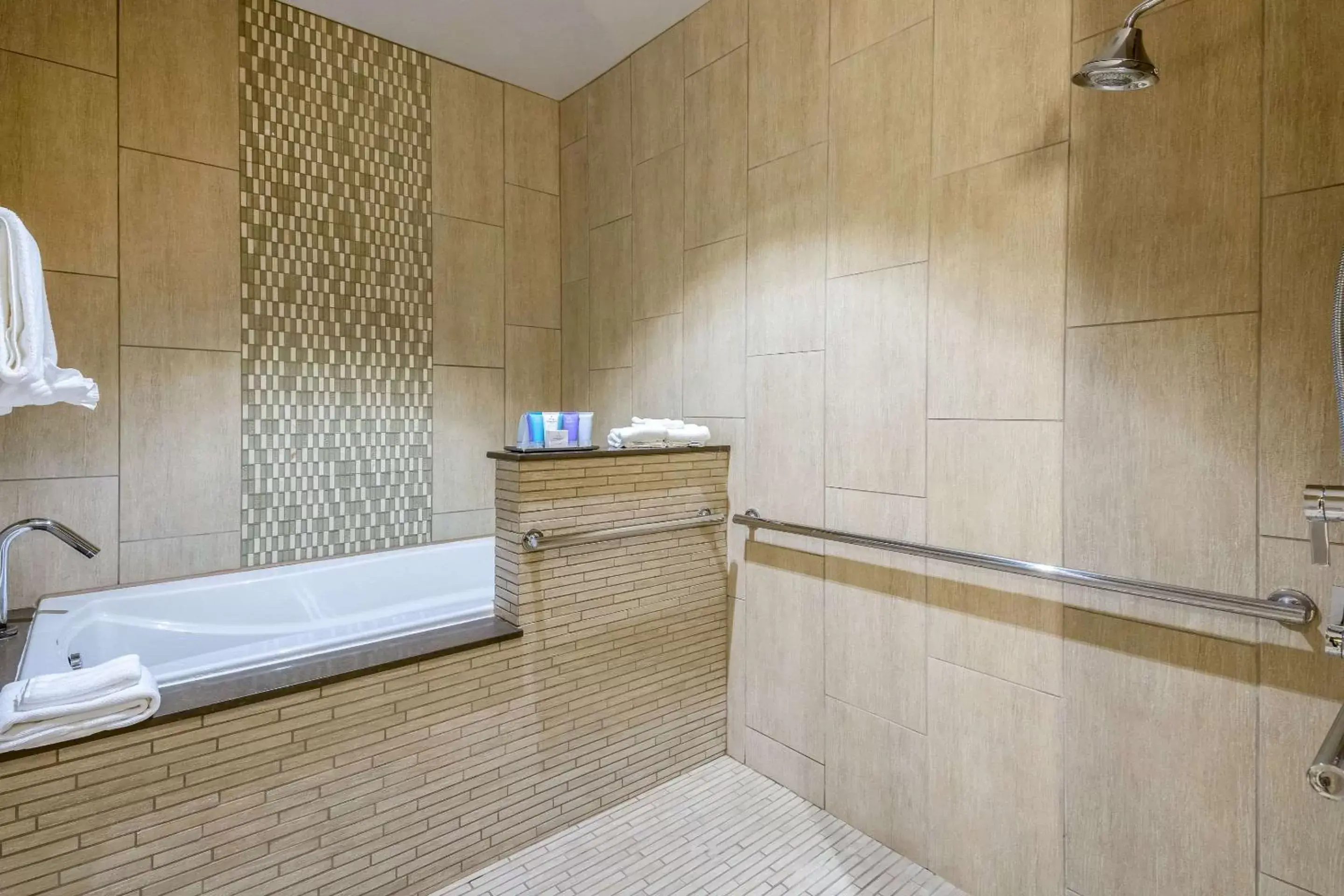 Bedroom, Bathroom in Oasis Hotel & Conv. Center, Ascend Hotel Collection