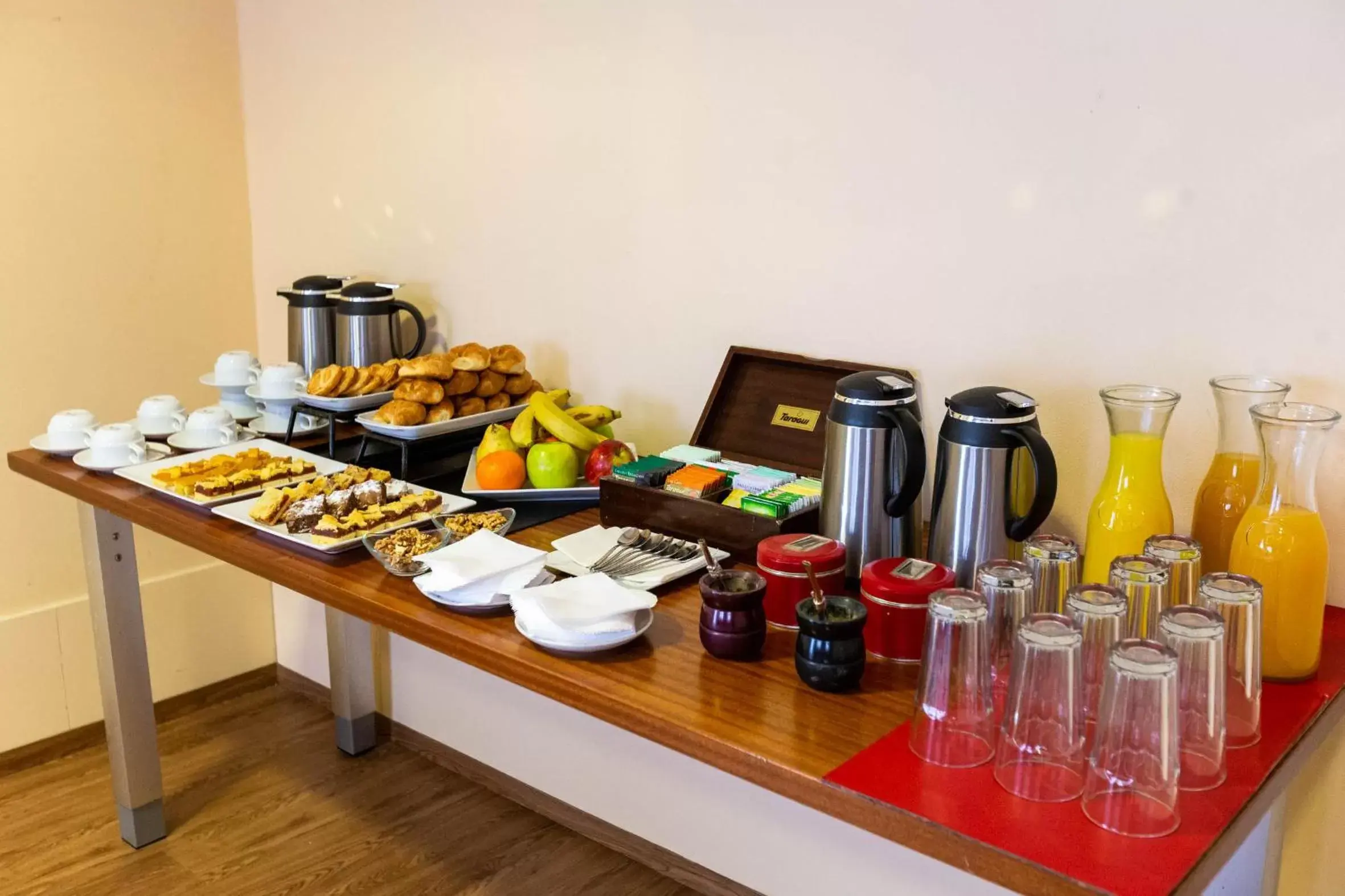 Coffee/tea facilities in 474 Buenos Aires Hotel