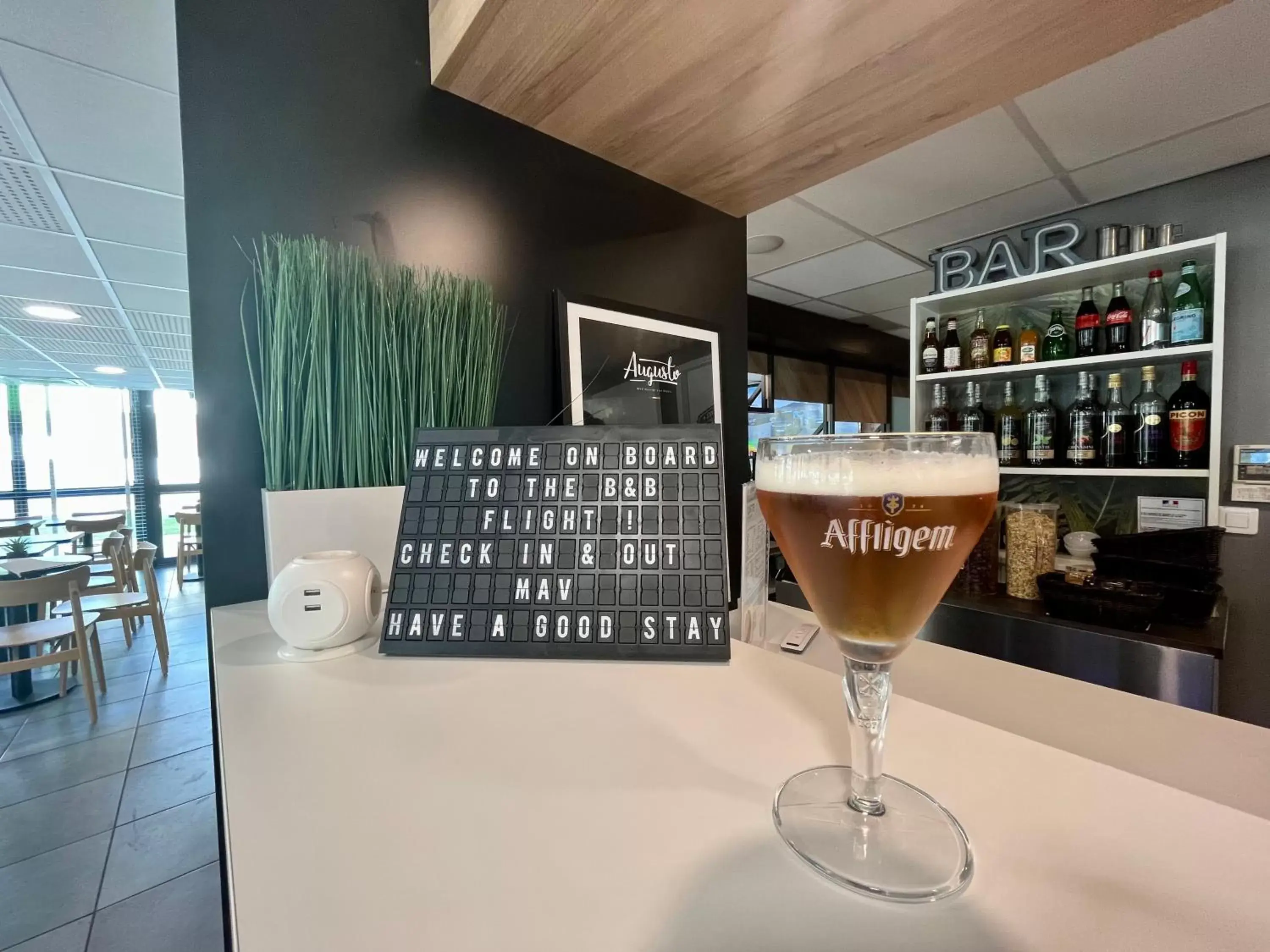 Communal lounge/ TV room, Drinks in B&B HOTEL Lyon Aéroport Saint-Quentin-Fallavier