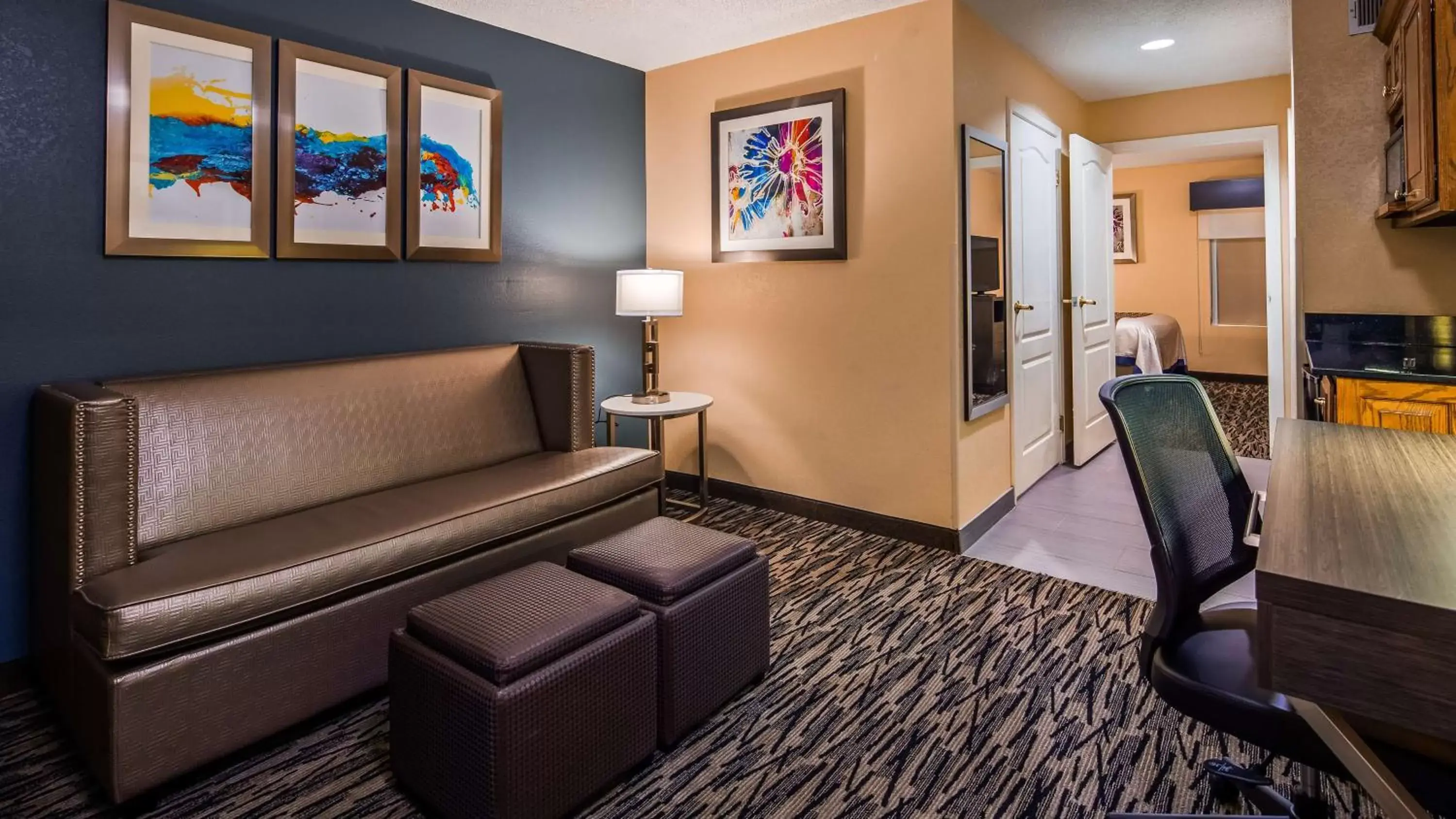 Living room, Seating Area in Best Western Bradbury Inn & Suites