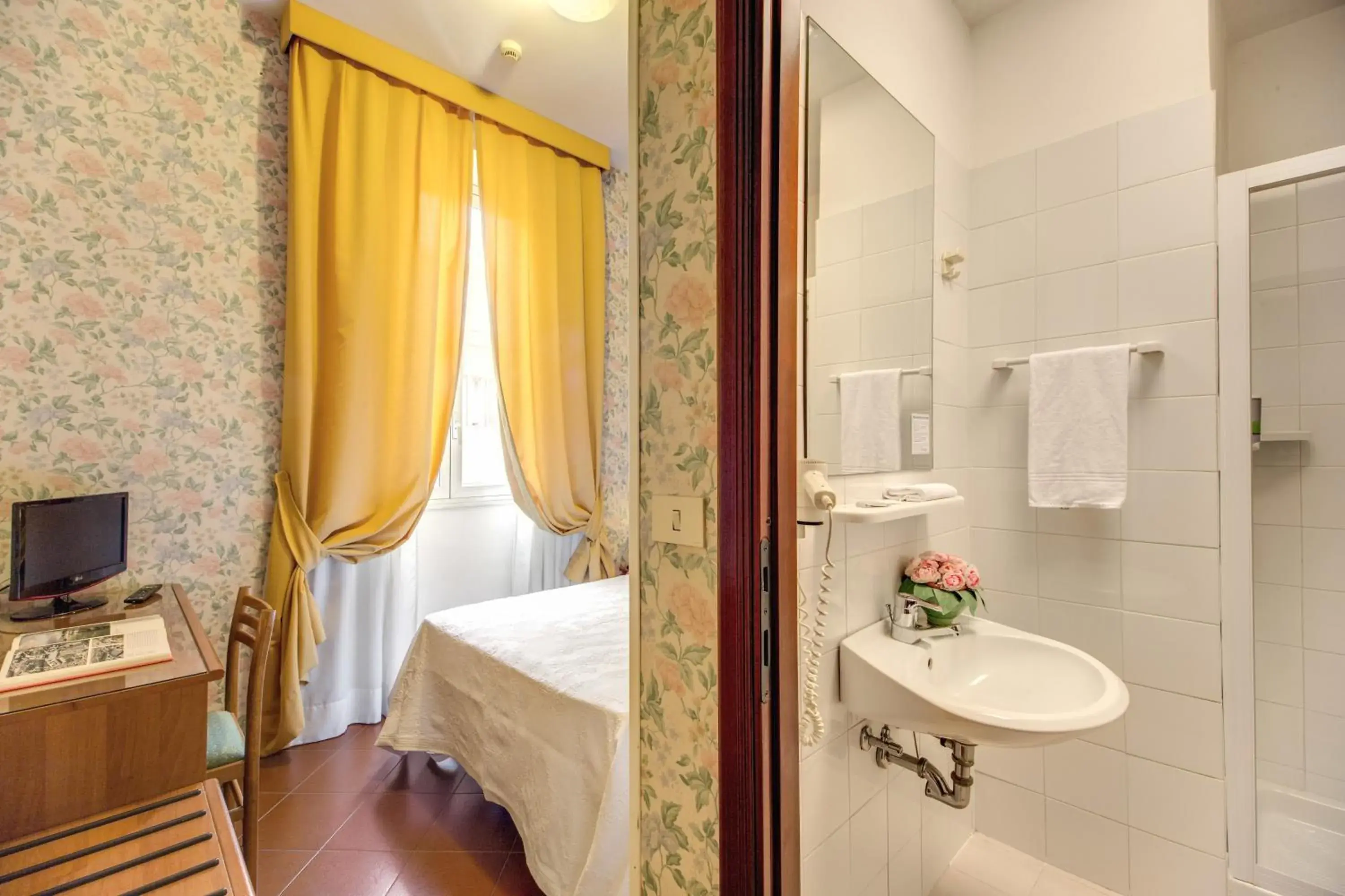 Toilet, Bathroom in Hotel Corona