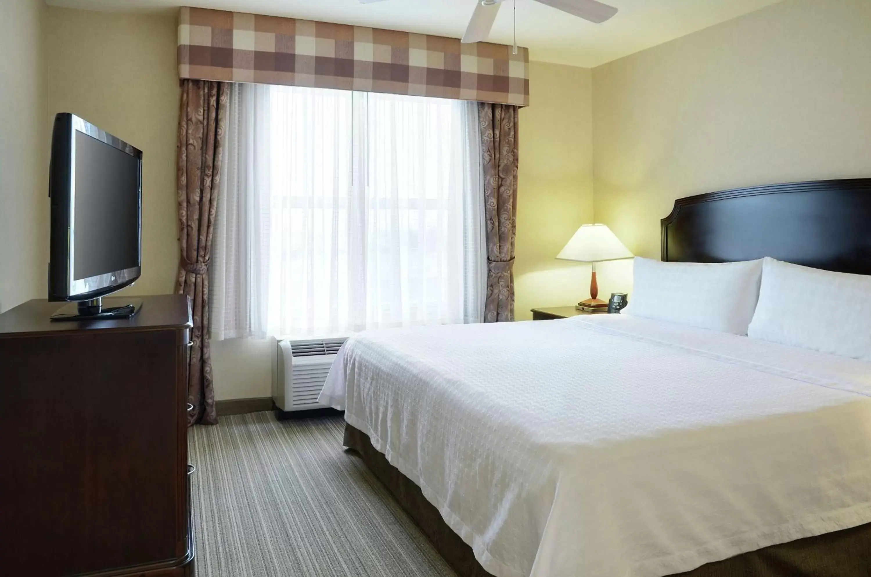 Bedroom, Bed in Homewood Suites by Hilton Burlington