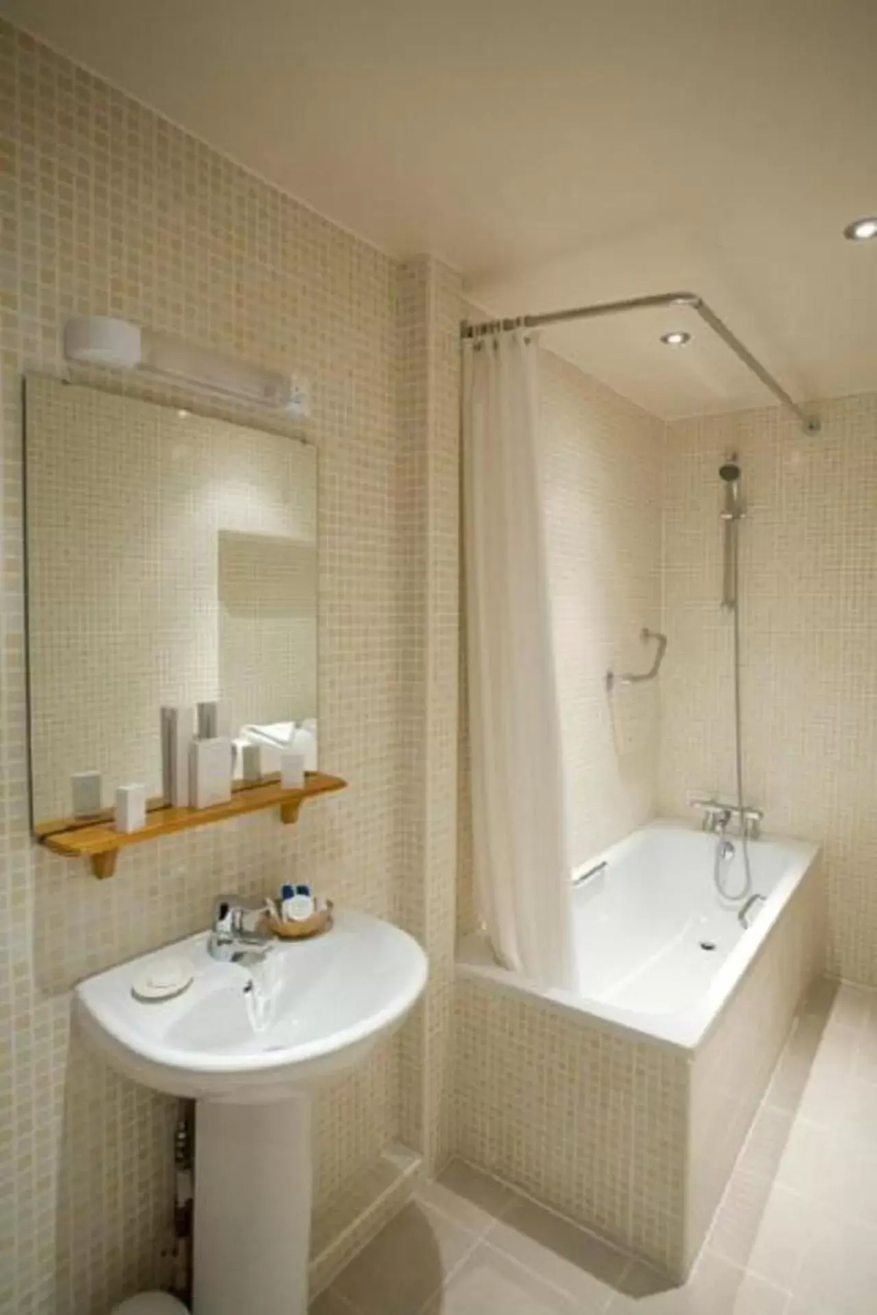 Shower, Bathroom in Cavendish Hotel
