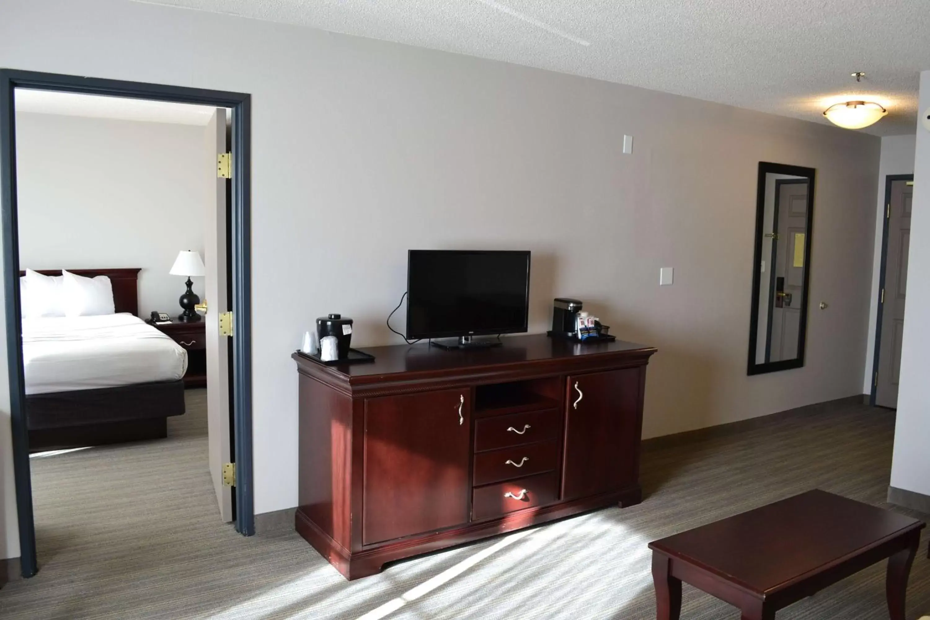 Photo of the whole room, TV/Entertainment Center in Country Inn & Suites by Radisson, Gurnee, IL