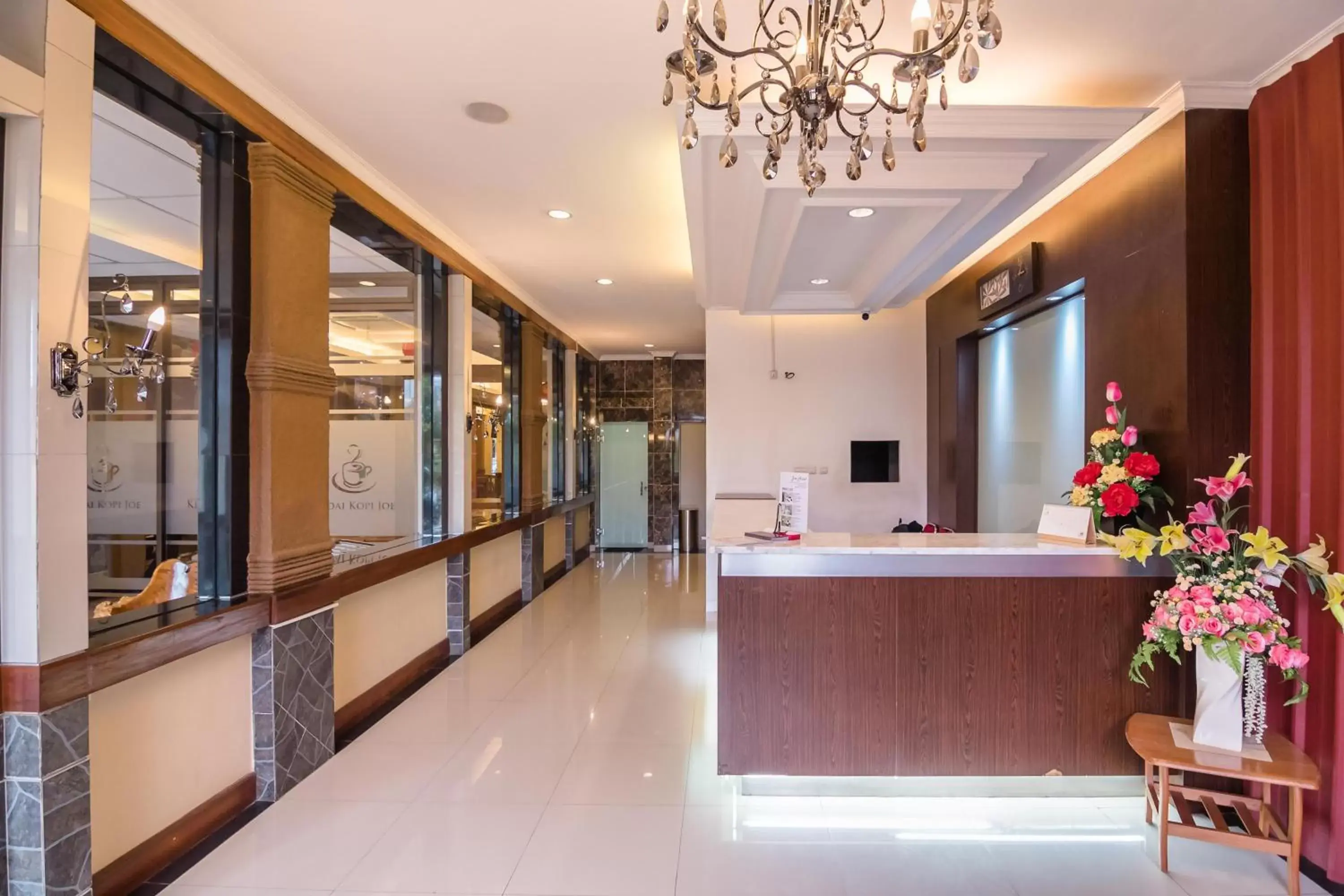 Lobby or reception, Lobby/Reception in RedDoorz Plus near Soekarno Hatta Airport 2