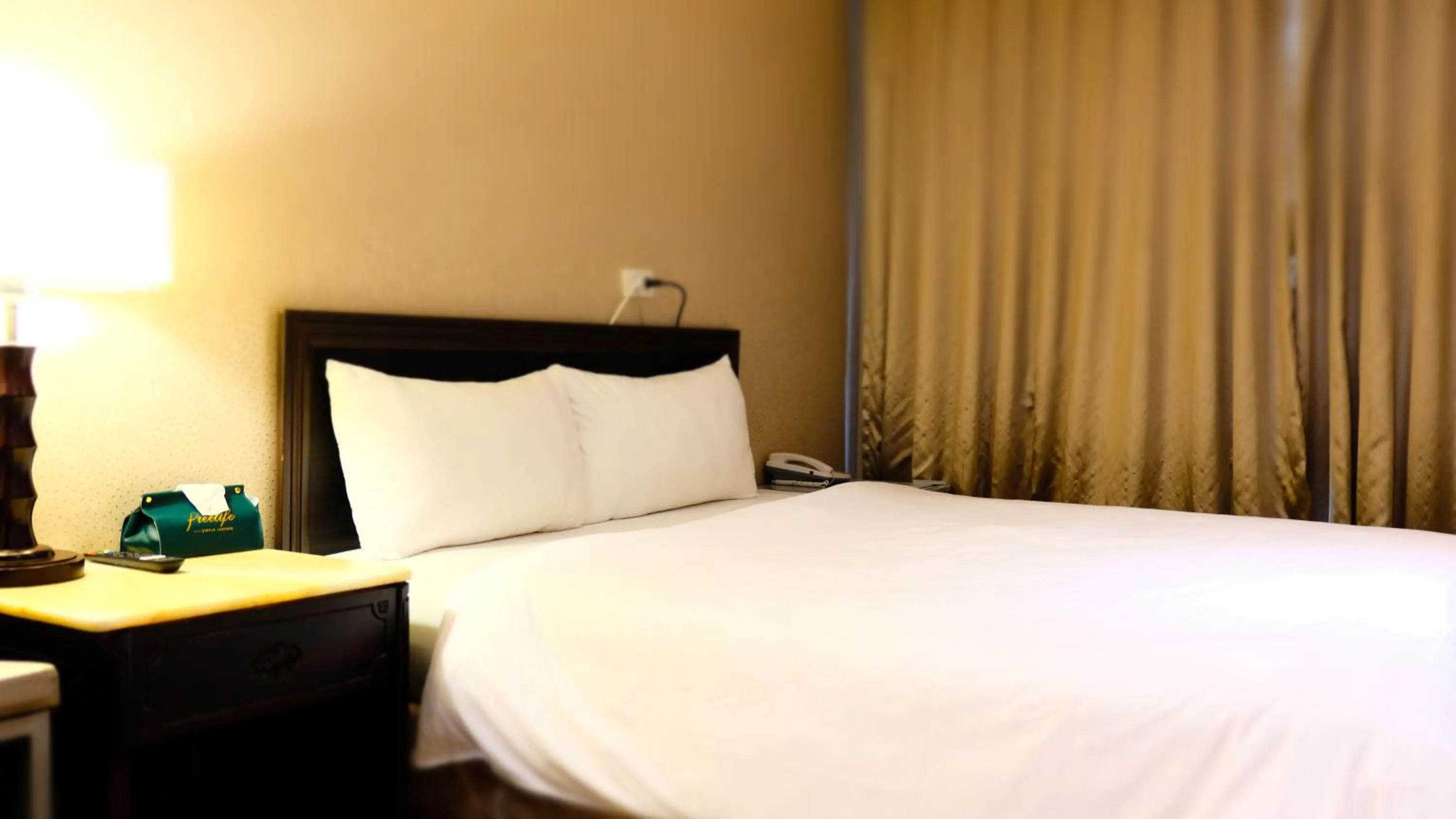 Bedroom, Bed in Well Garden Hotel