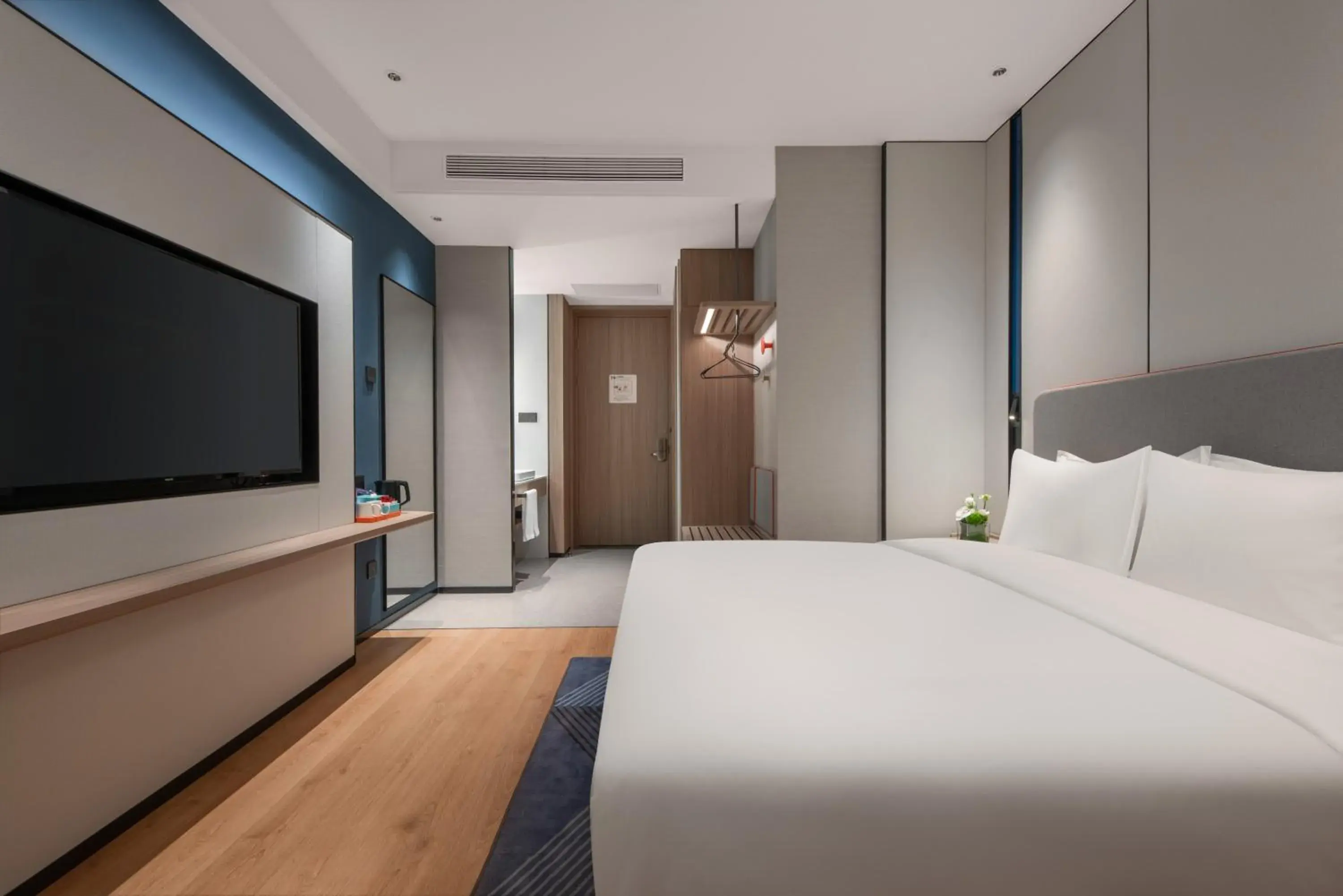 Photo of the whole room, Bed in Holiday Inn Express Shantou Chenghai Photo of the whole room, Bed in Holiday Inn Express Shantou Chenghai