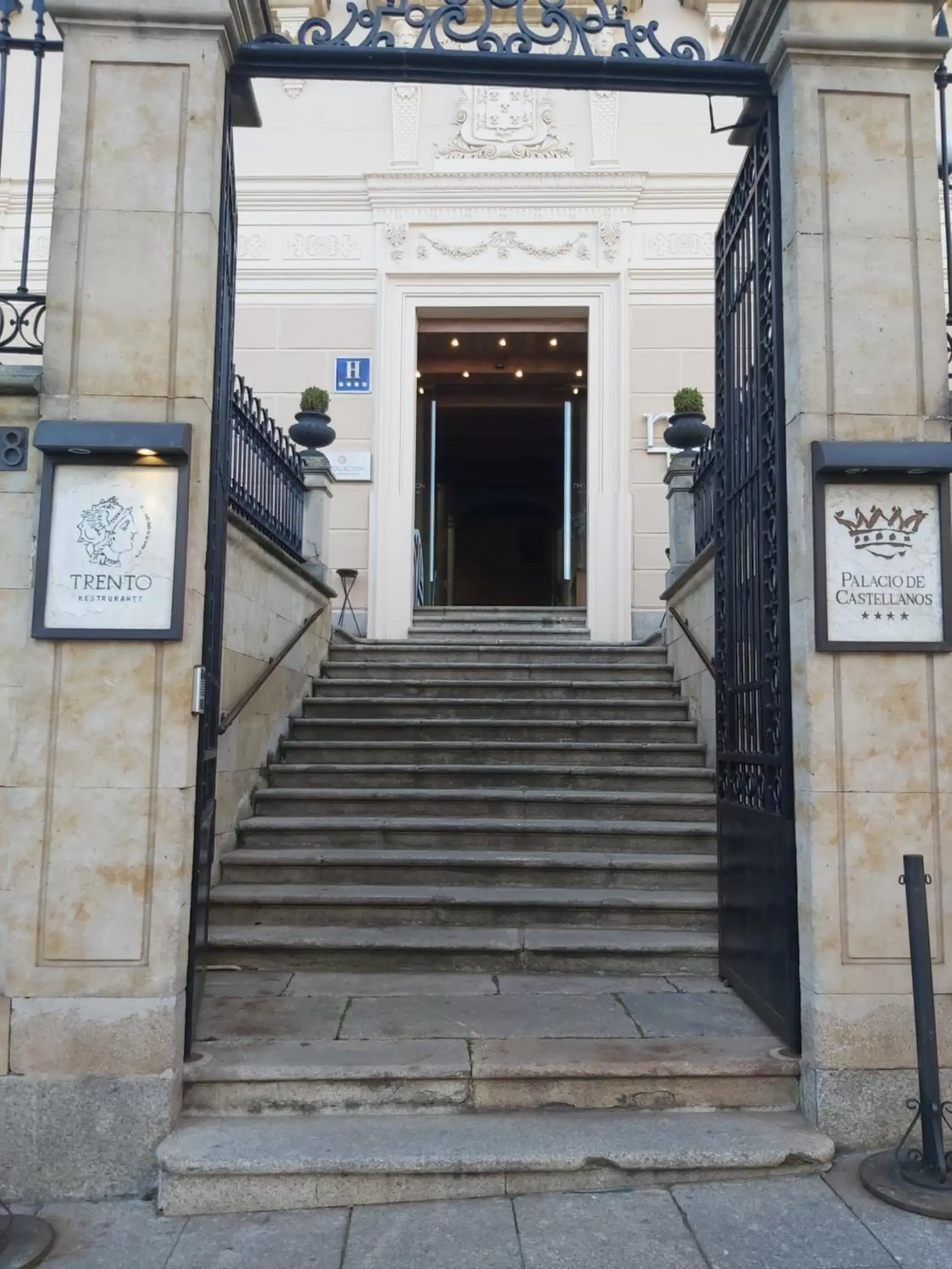 Property building, Facade/Entrance in NH Collection Salamanca Palacio de Castellanos