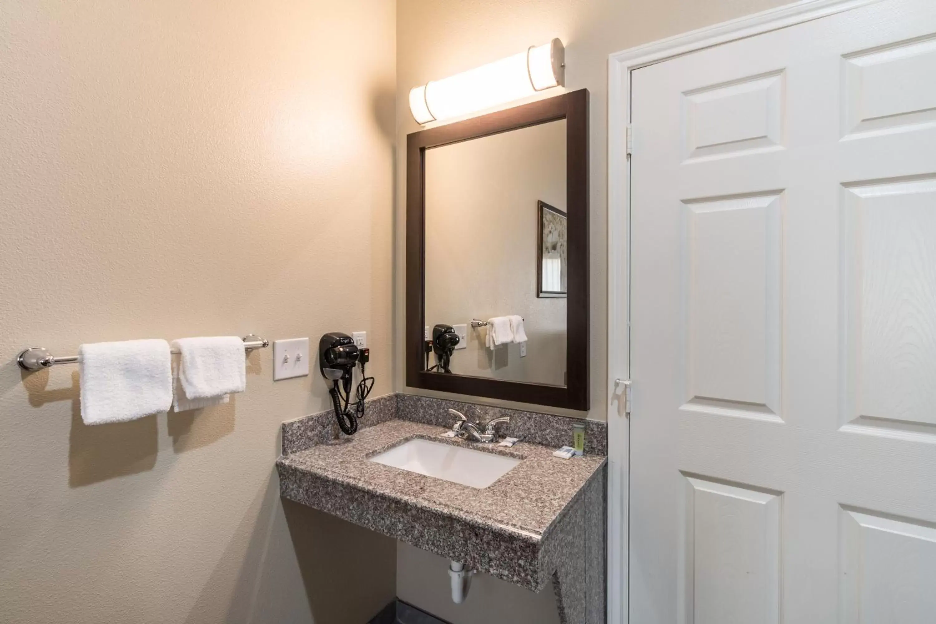 Bathroom in Scottish Inns & Suites