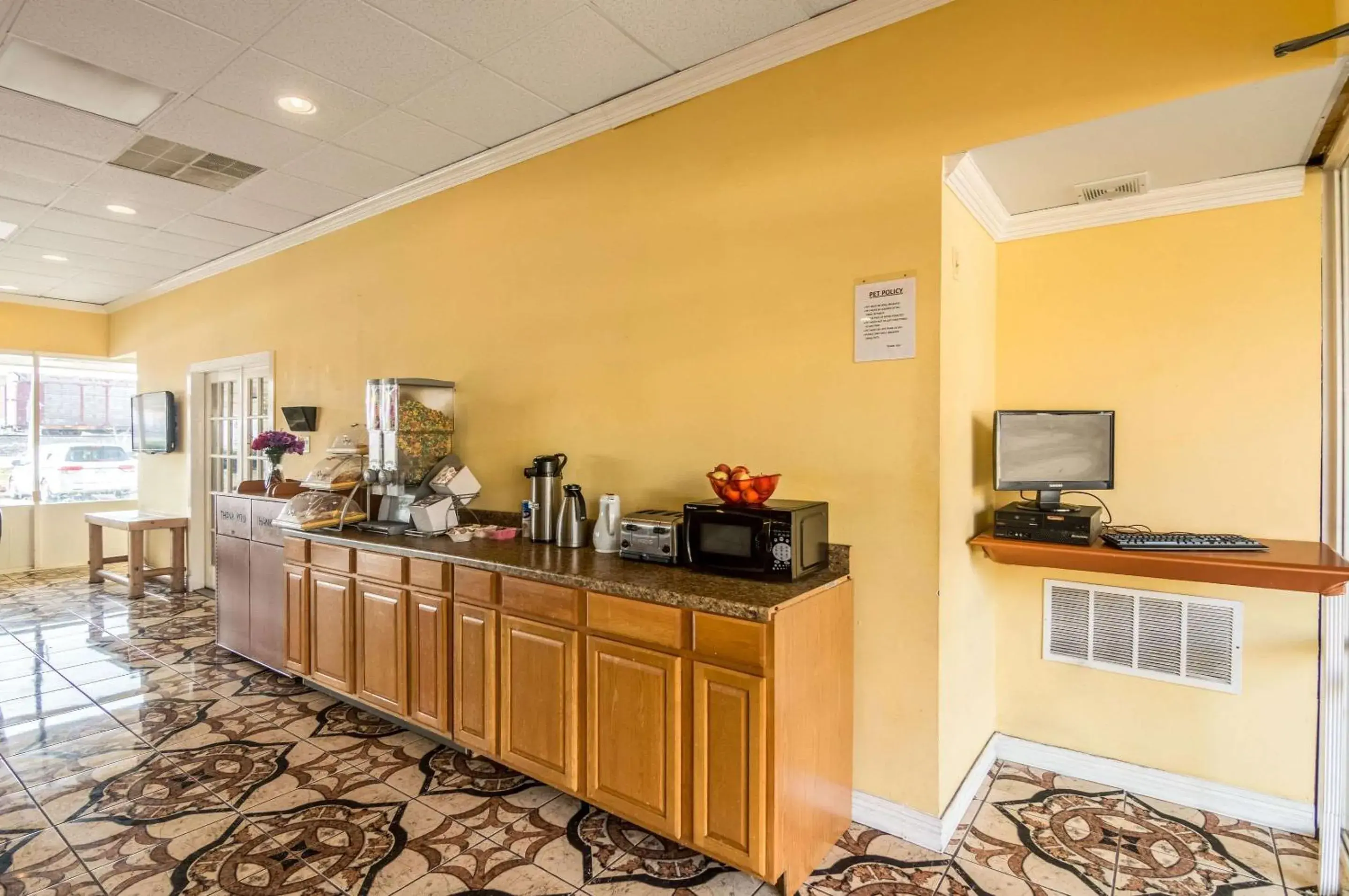 Restaurant/places to eat, Kitchen/Kitchenette in Rodeway Inn Arlington