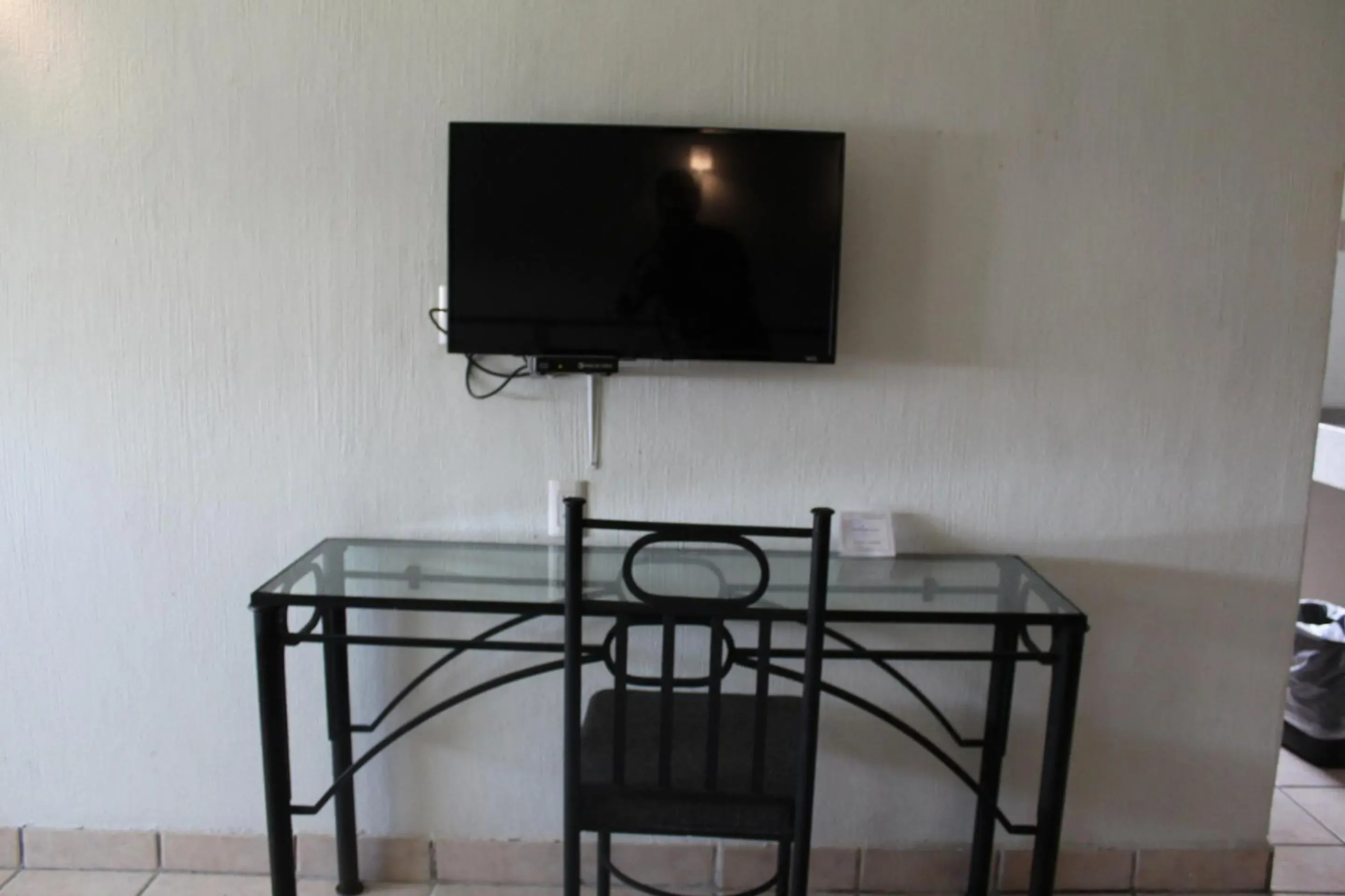 Bedroom, TV/Entertainment Center in Hotel Arboledas Expo