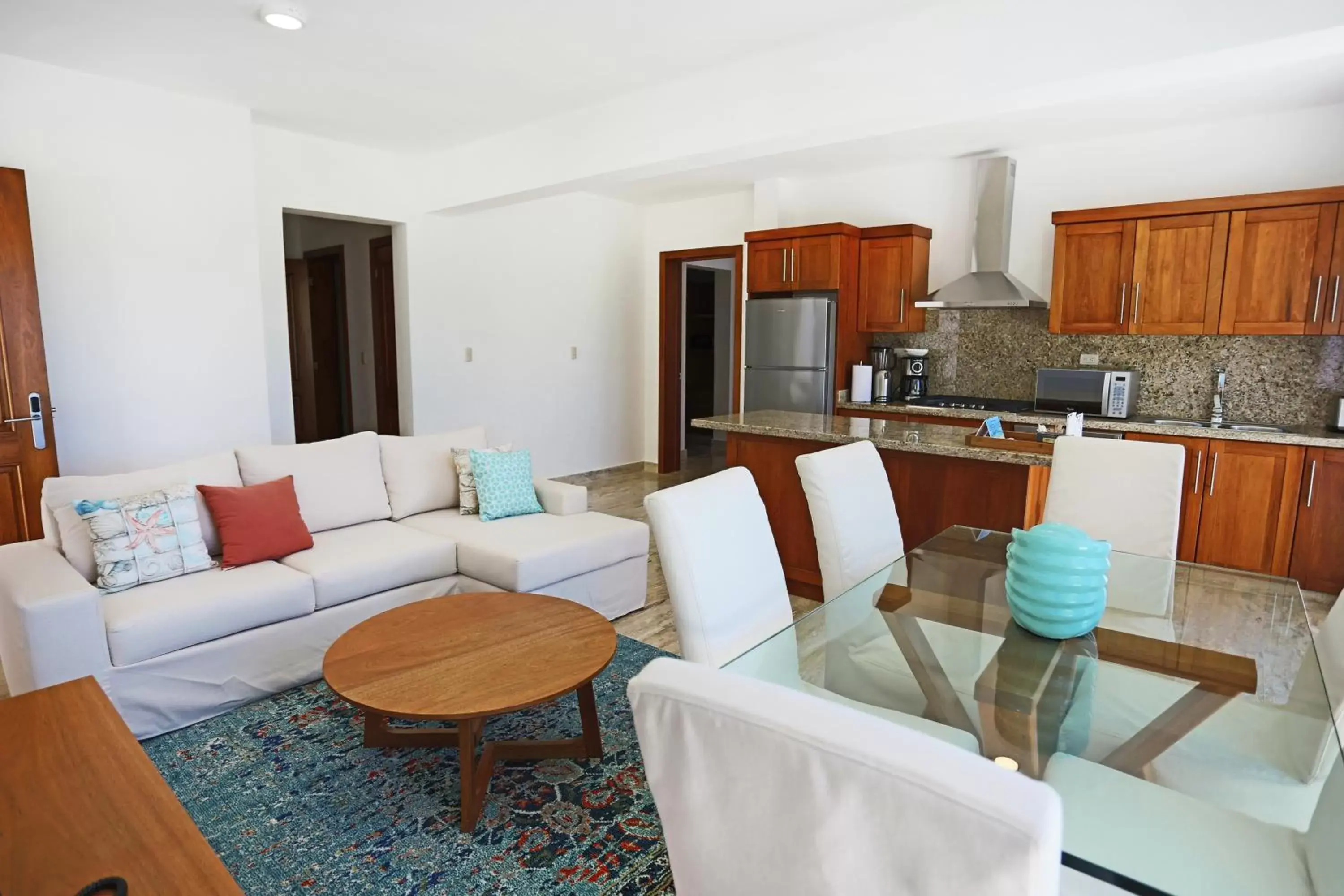 Kitchen or kitchenette, Seating Area in Ocean Village Deluxe Resort & Spa
