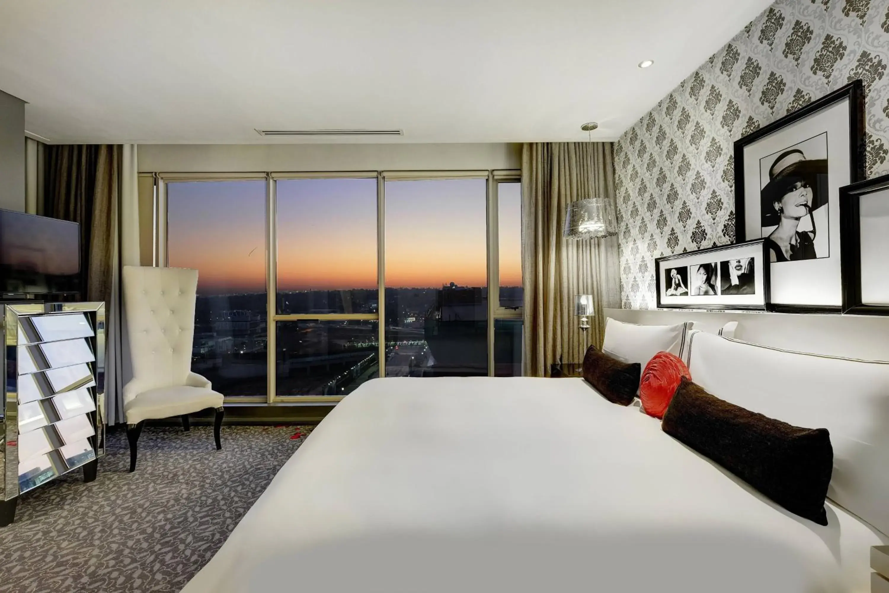 Photo of the whole room, Sunrise/Sunset in Protea Hotel by Marriott Fire & Ice Johannesburg Melrose Arch