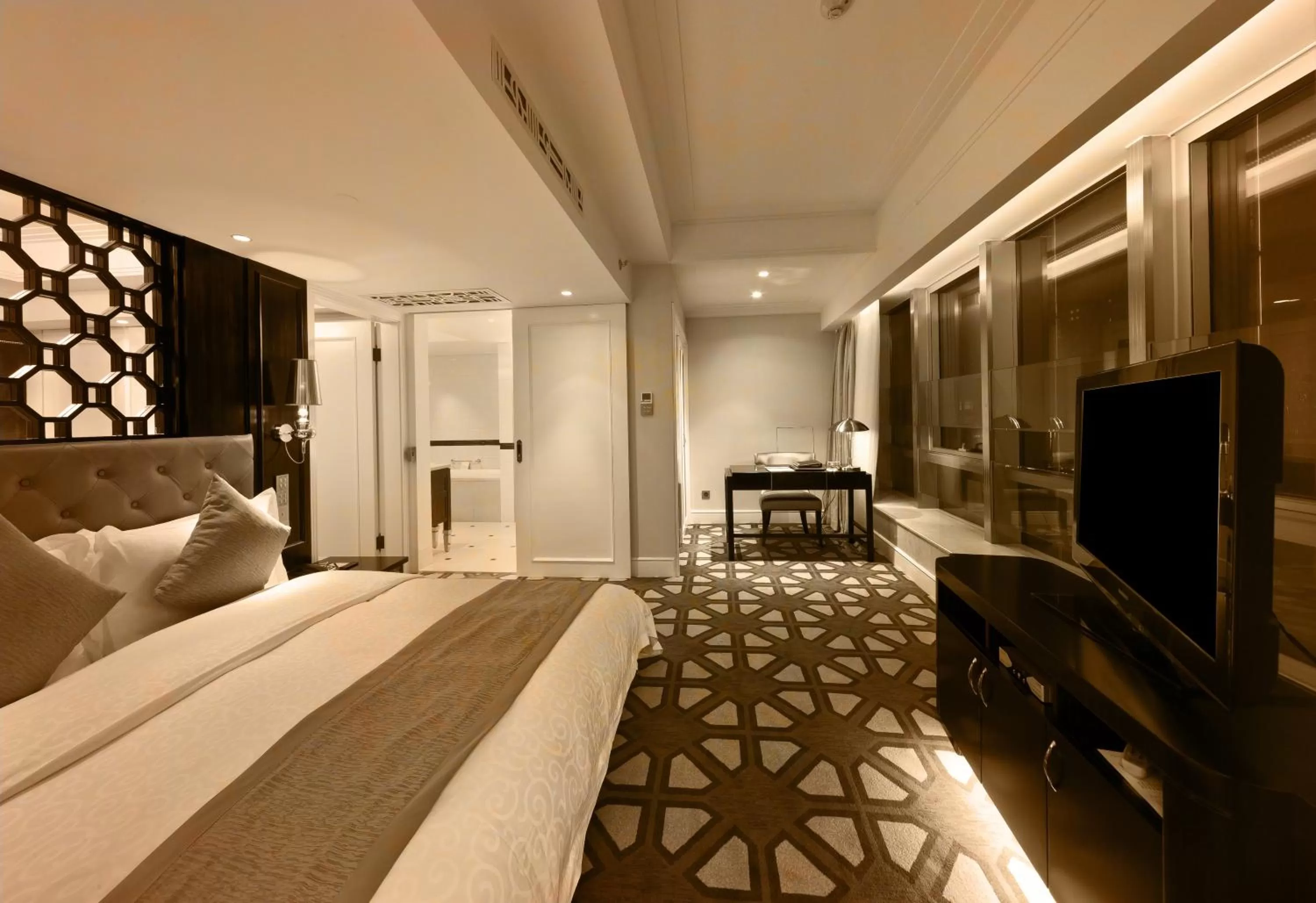 Bed in Paramount Gallery Hotel