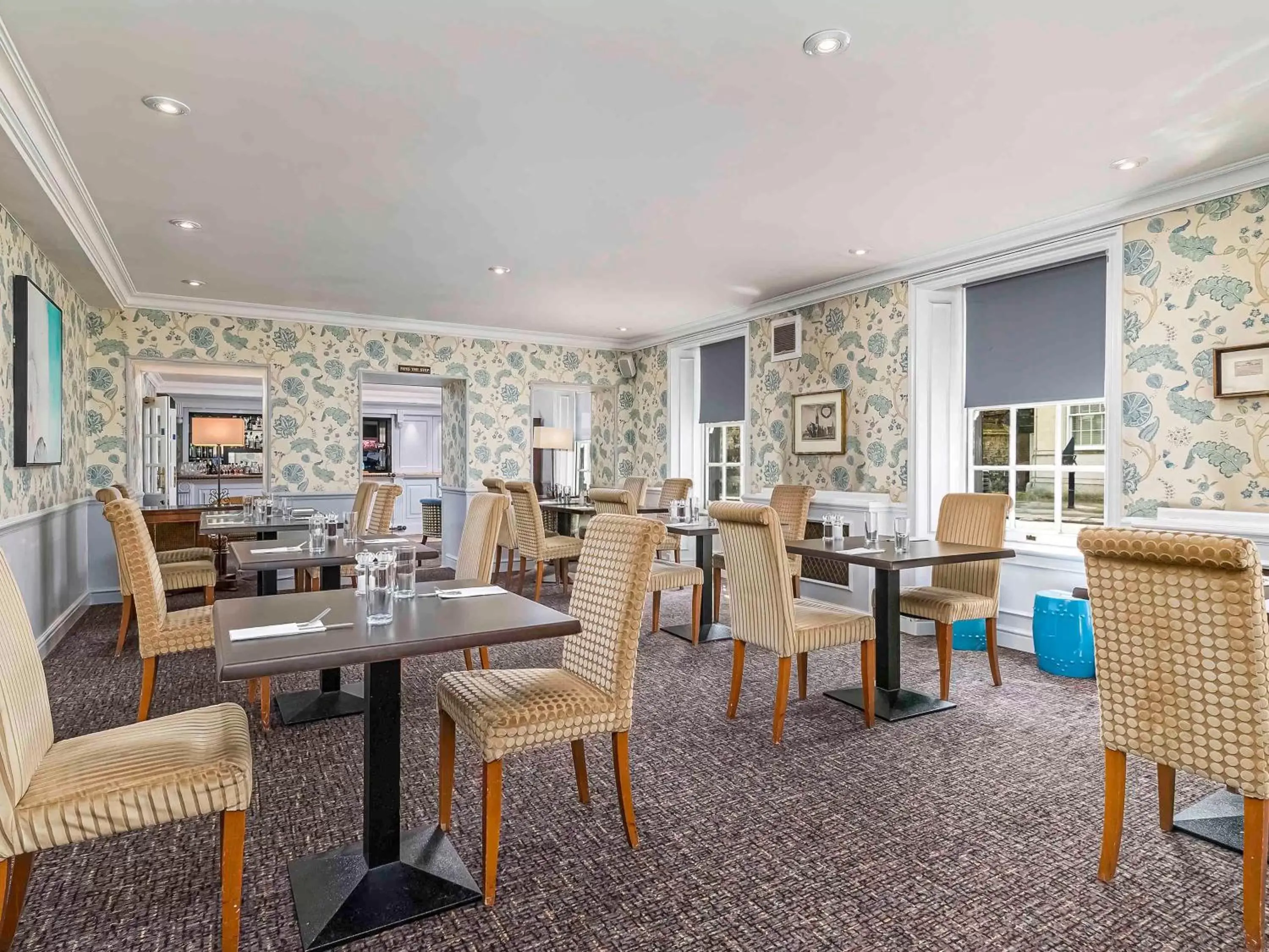 Lounge or bar, Restaurant/Places to Eat in Mercure Salisbury White Hart Hotel