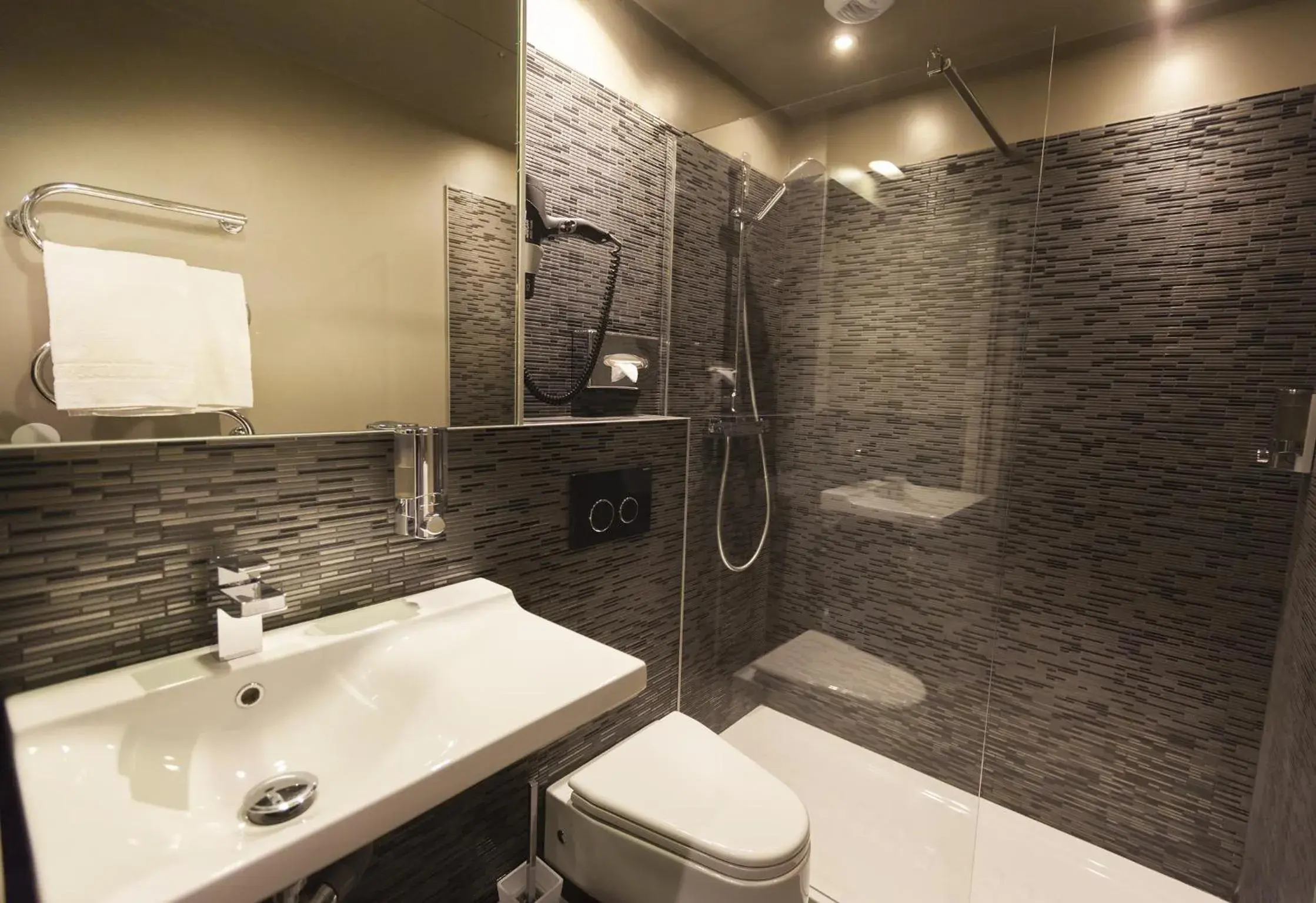 Bathroom in Helussi Hotel