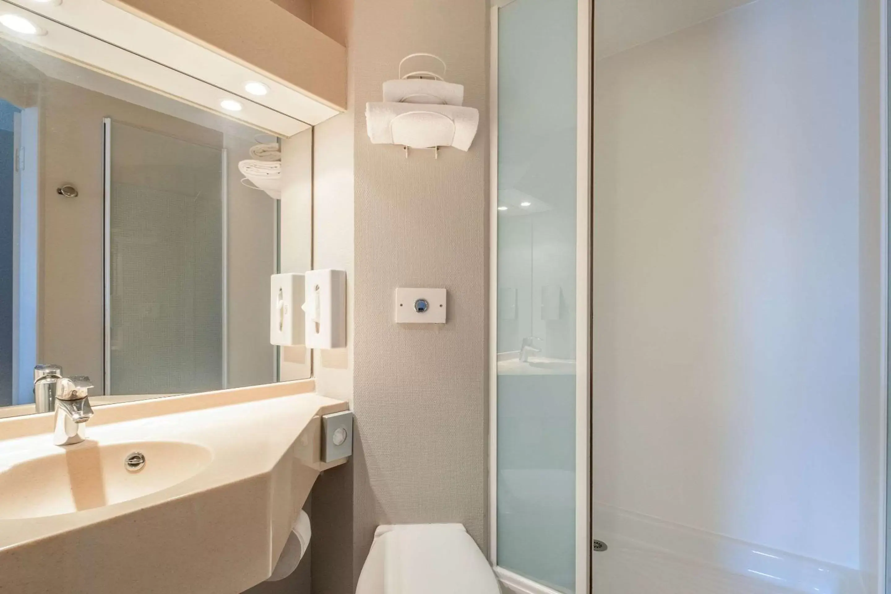 Bathroom in Comfort Hotel Linas - Montlhery