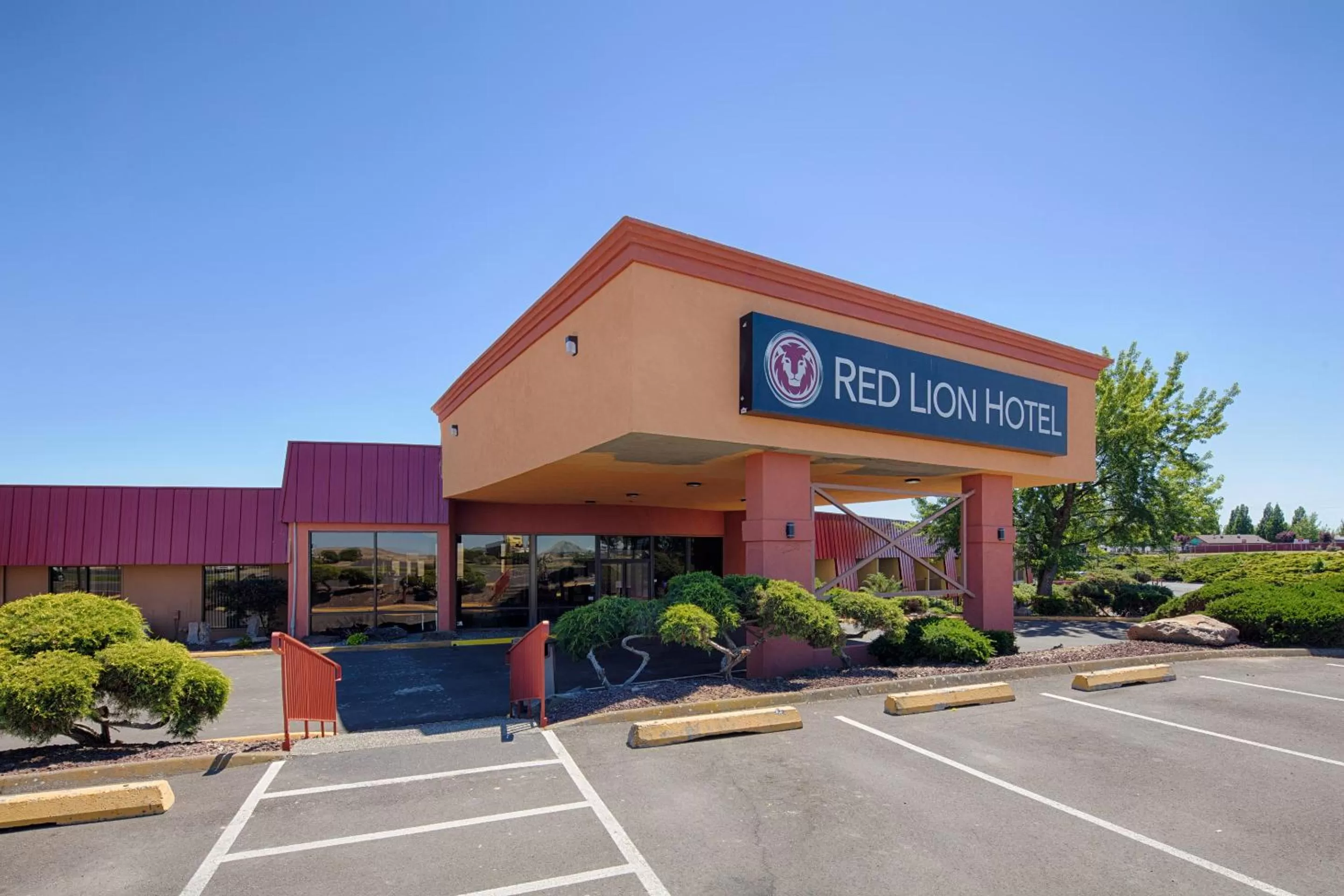 Property building in Red Lion Hotel Pendleton