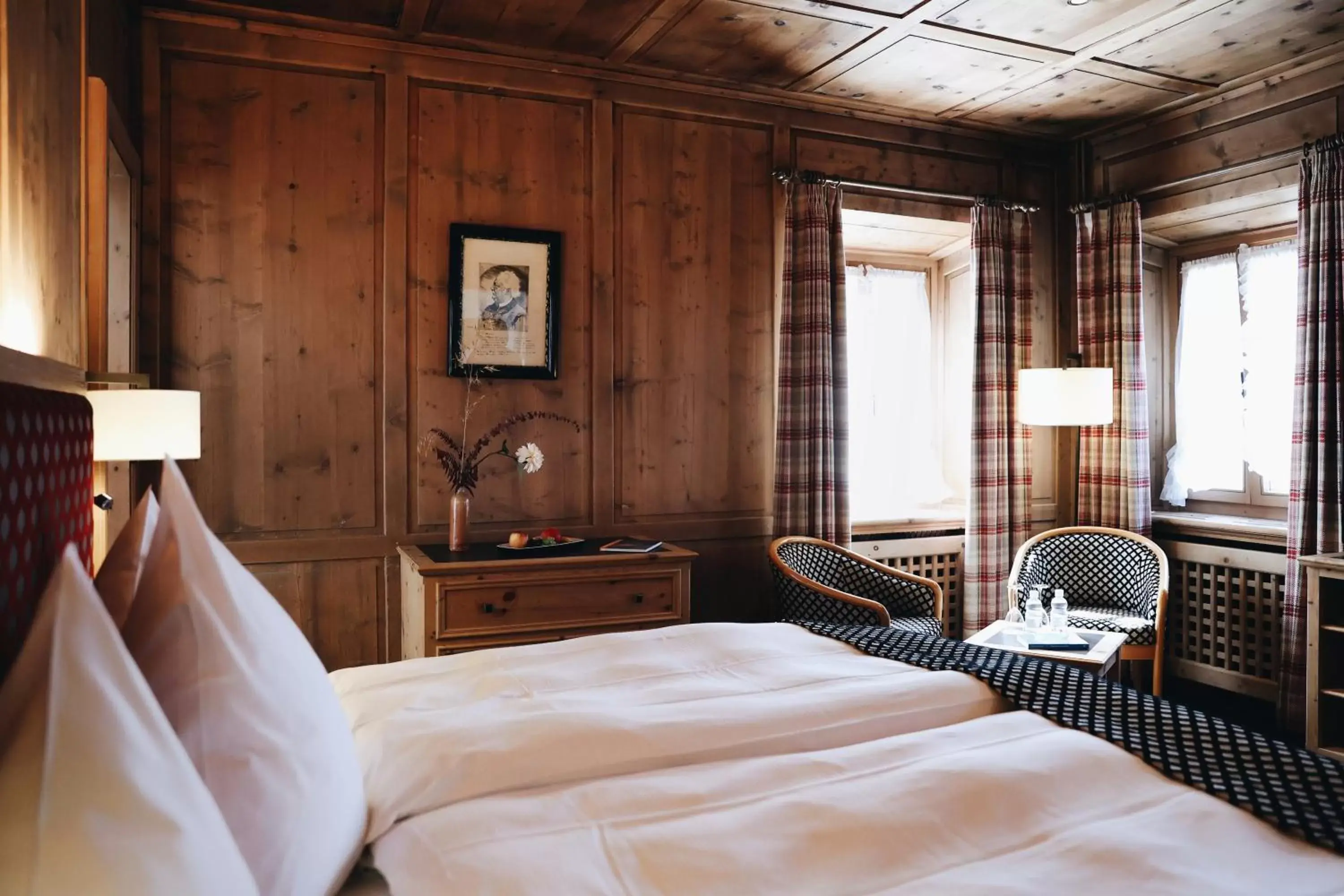 Bedroom, Bed in Hotel Steinbock Pontresina