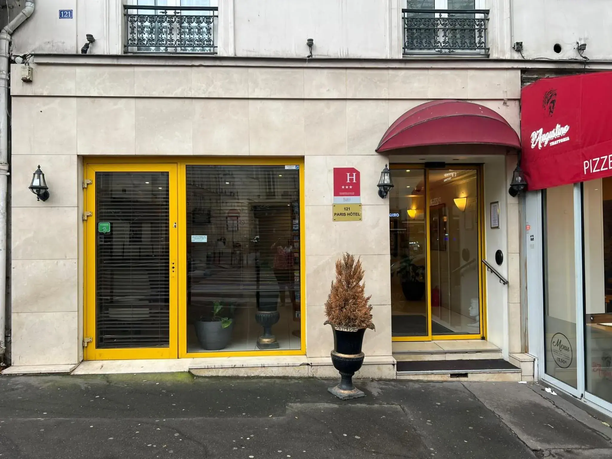 Facade/entrance in 121 Paris Hotel