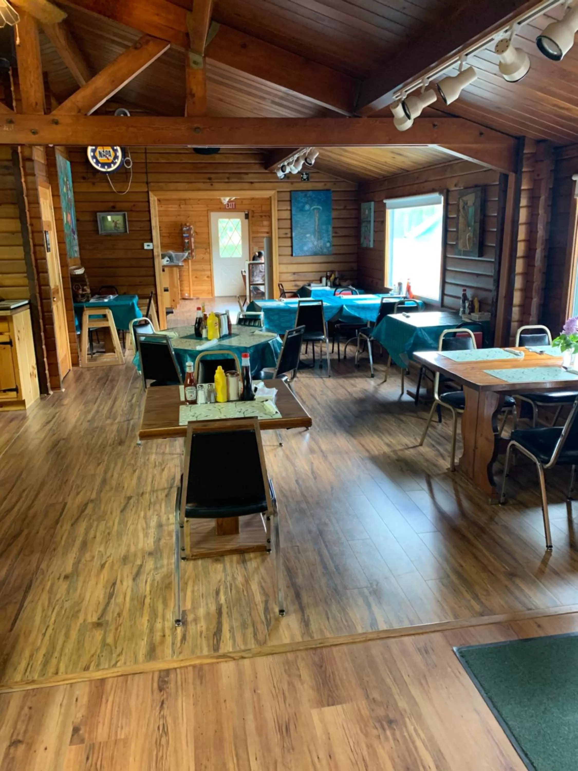 Restaurant/Places to Eat in Glacier Haven Inn